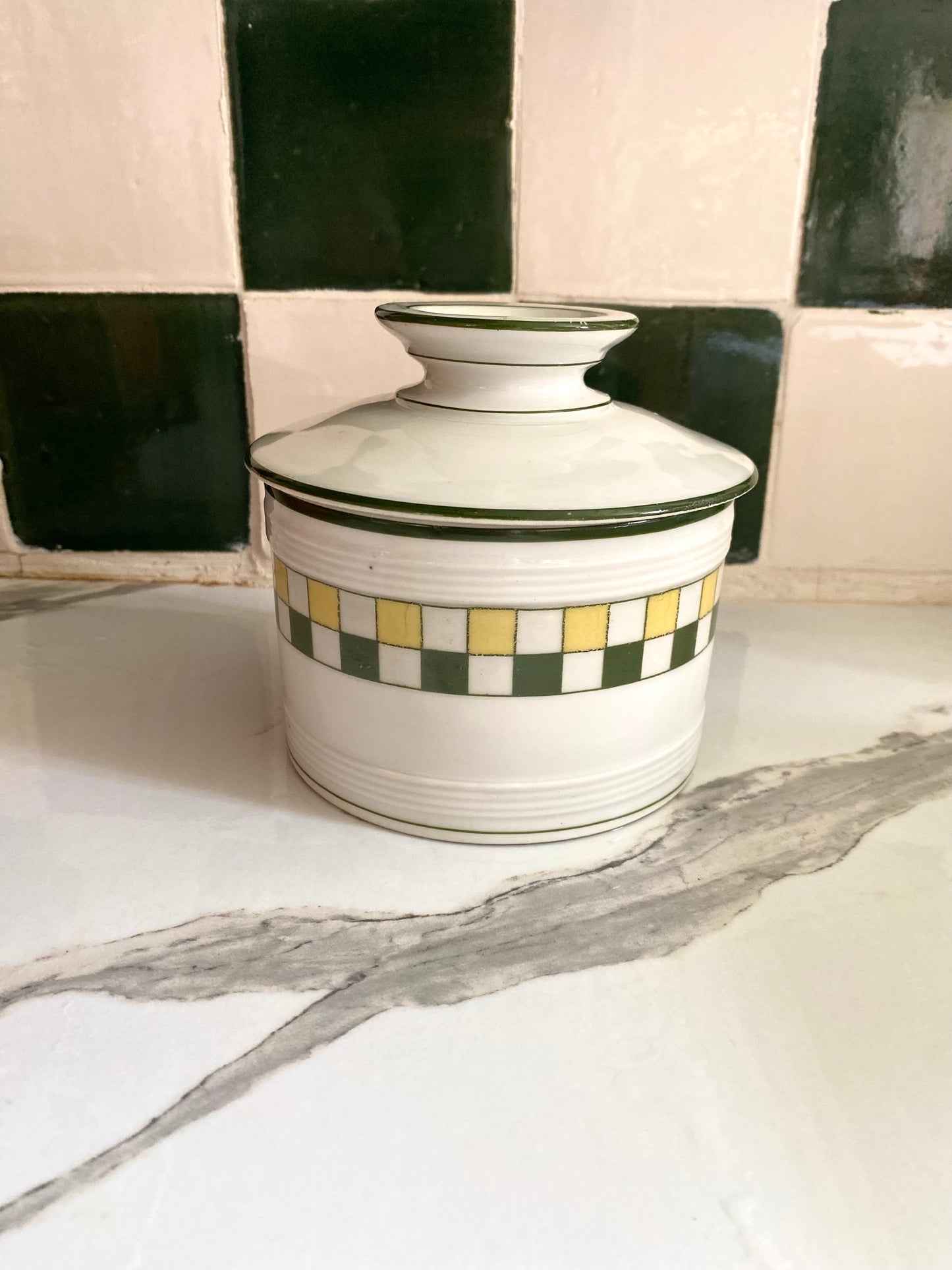 Pot en faïence ancienne