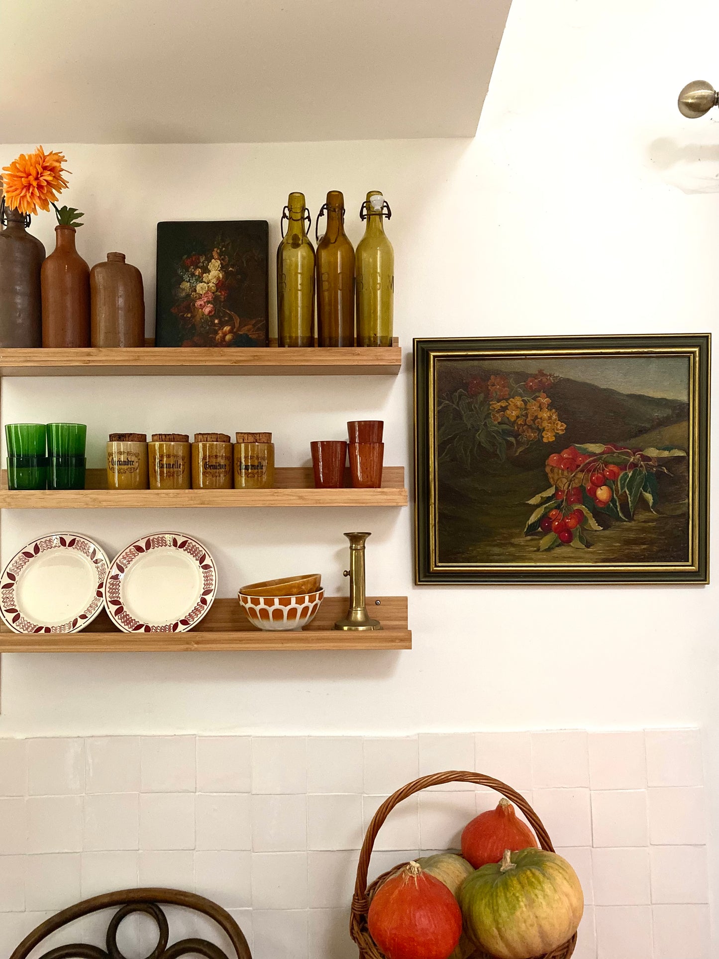 Assiettes à dessert en faïence ancienne