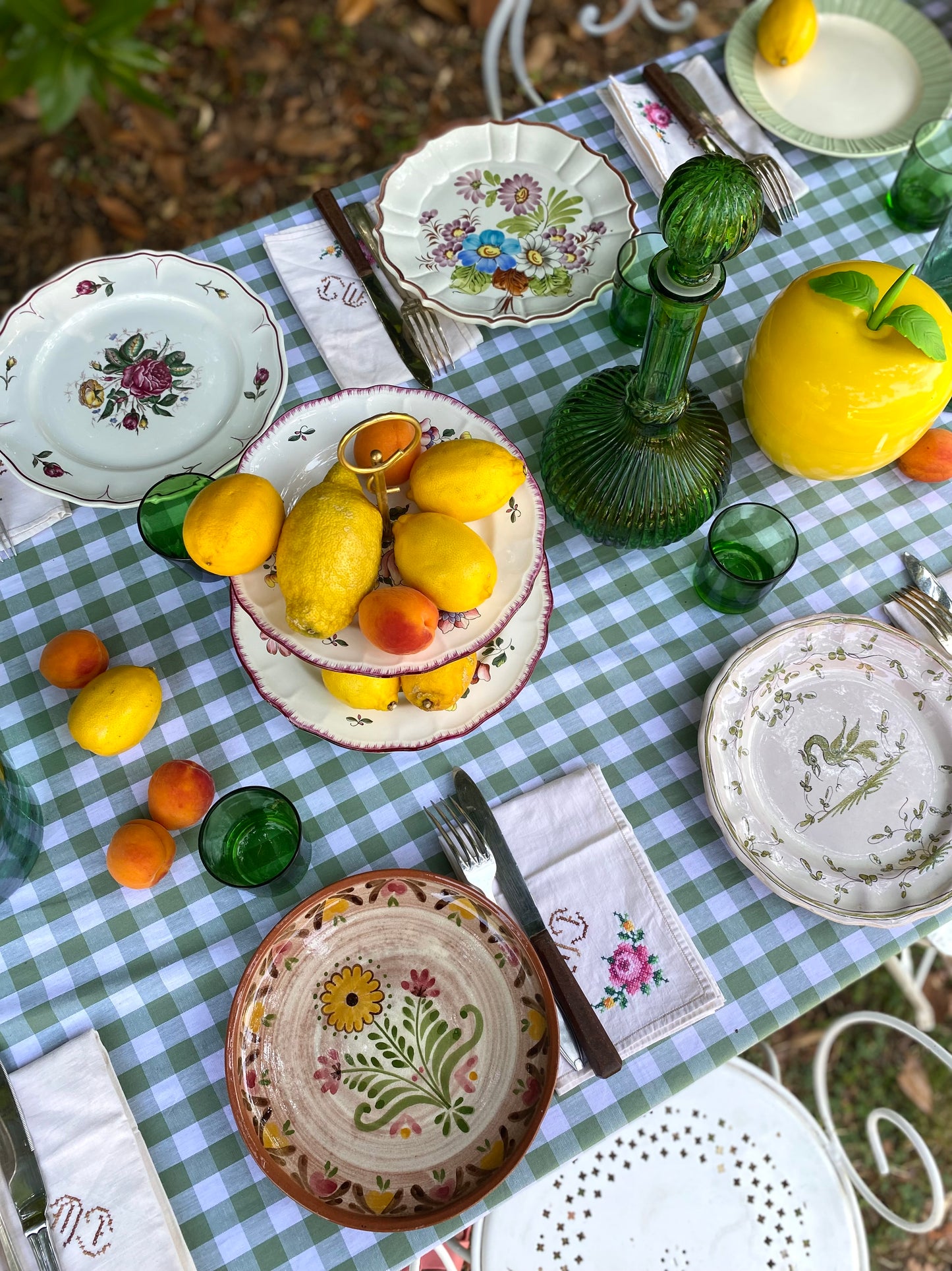 Exceptionnel ensemble de 15 grandes assiettes dépareillées