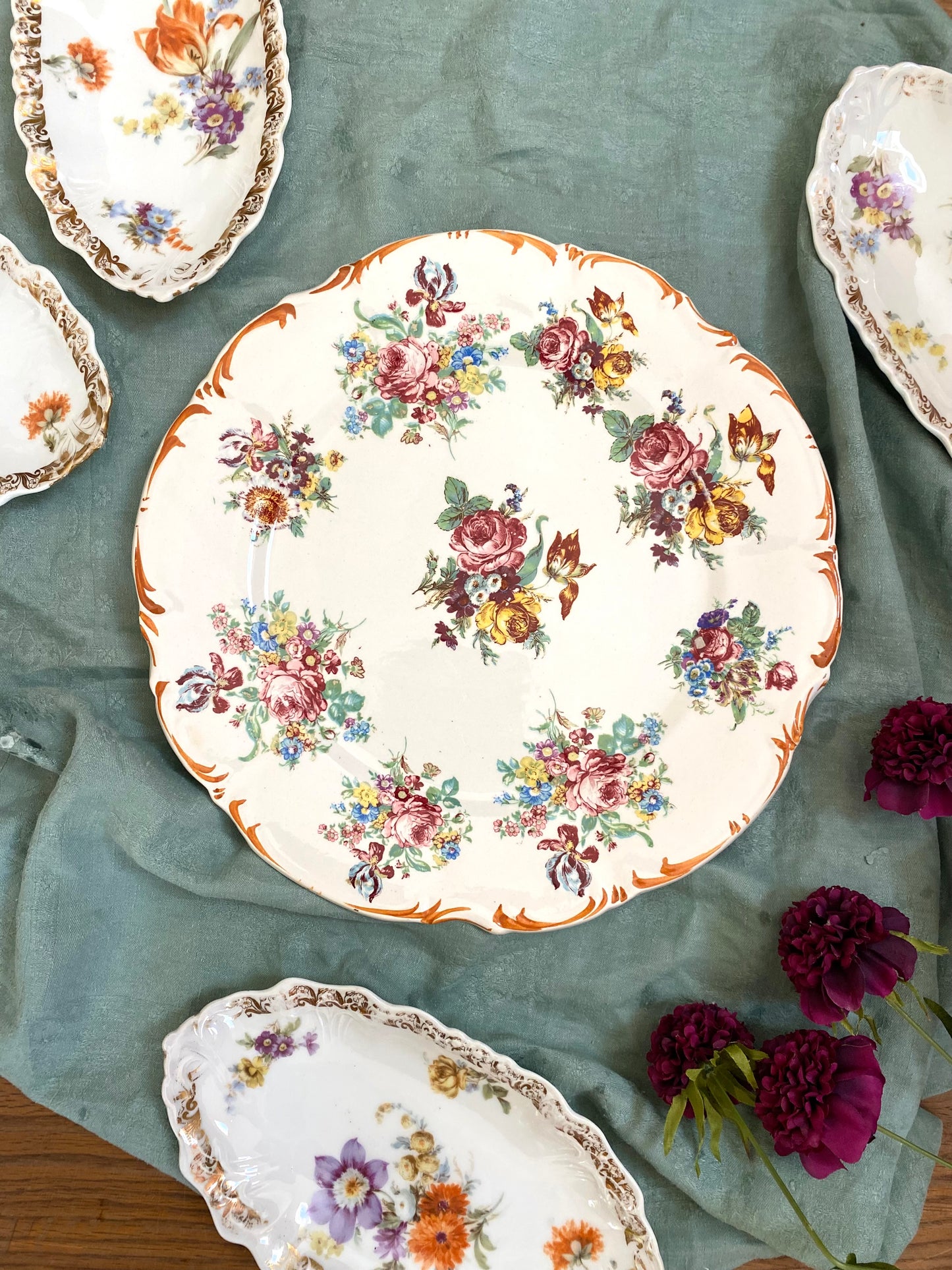 Plat de présentation en faïence ancienne