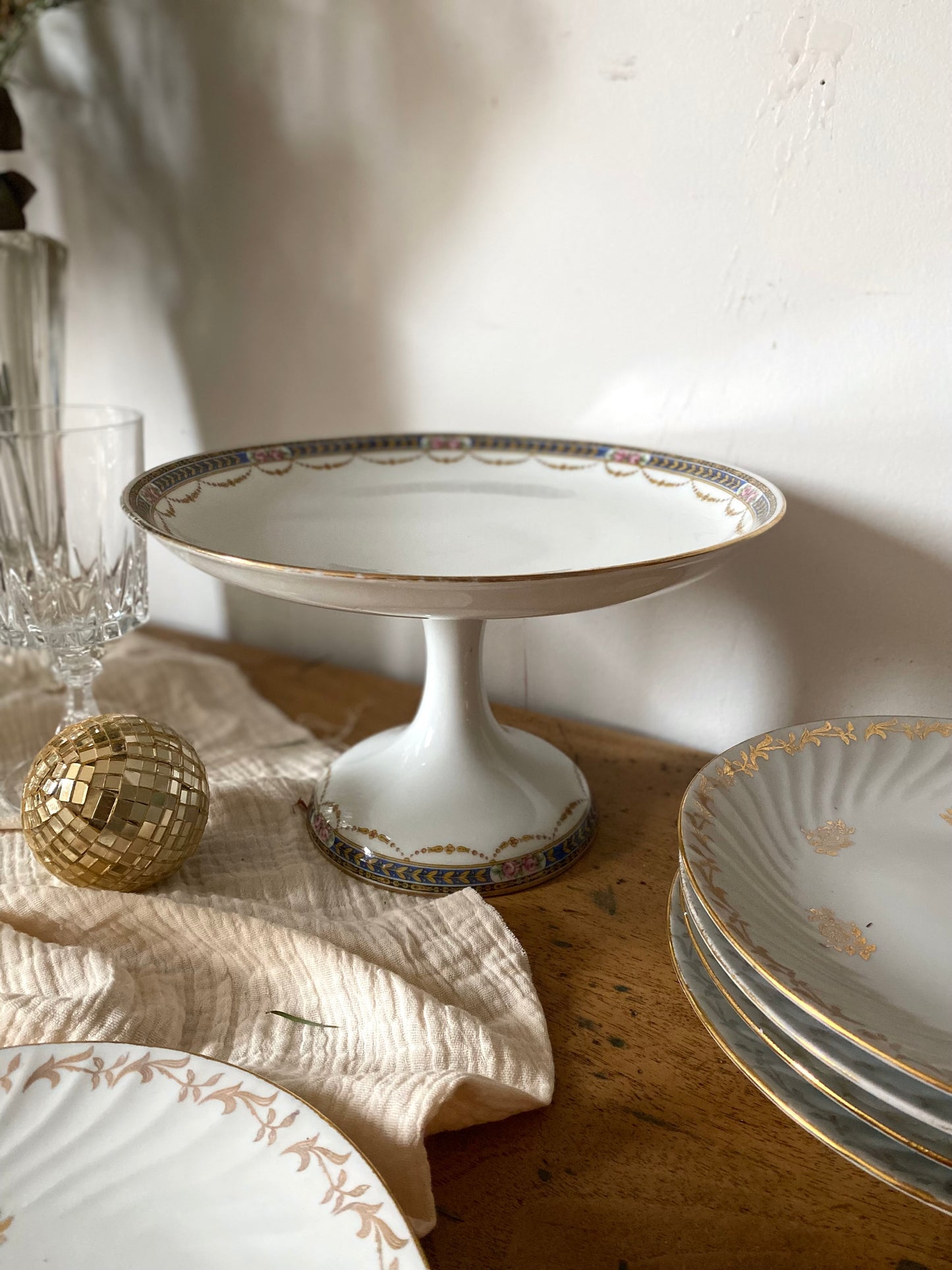 Plat sur pied en faïence ancienne
