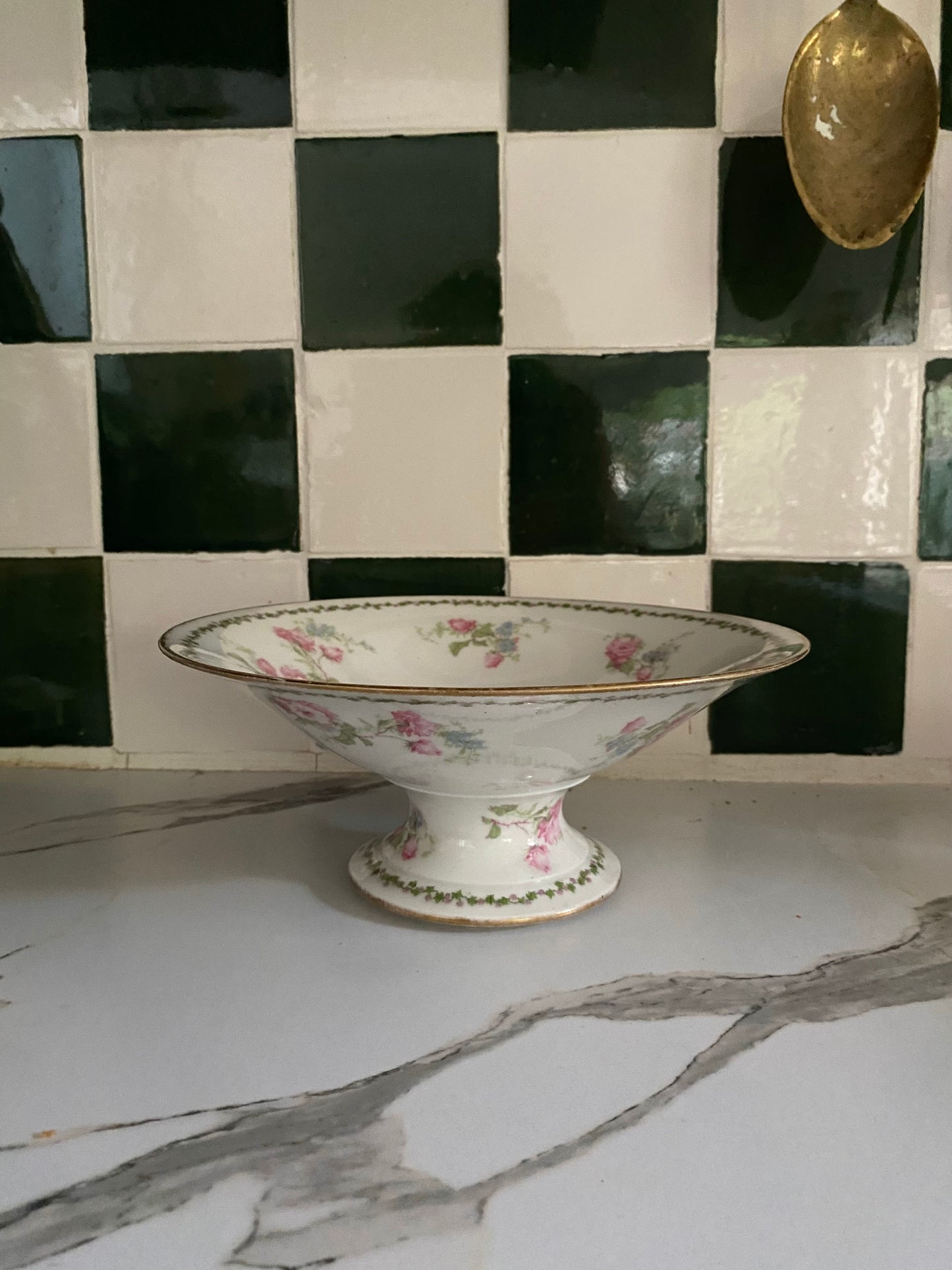 Coupe sur pied en porcelaine de Limoges, 1900-1920