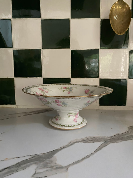 Coupe sur pied en porcelaine de Limoges, 1900-1920