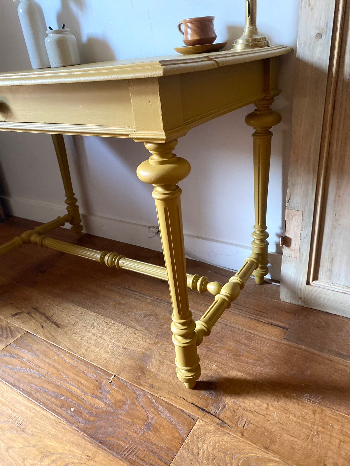 Table bureau fin XIXe peinte moutarde, entretoise tournée