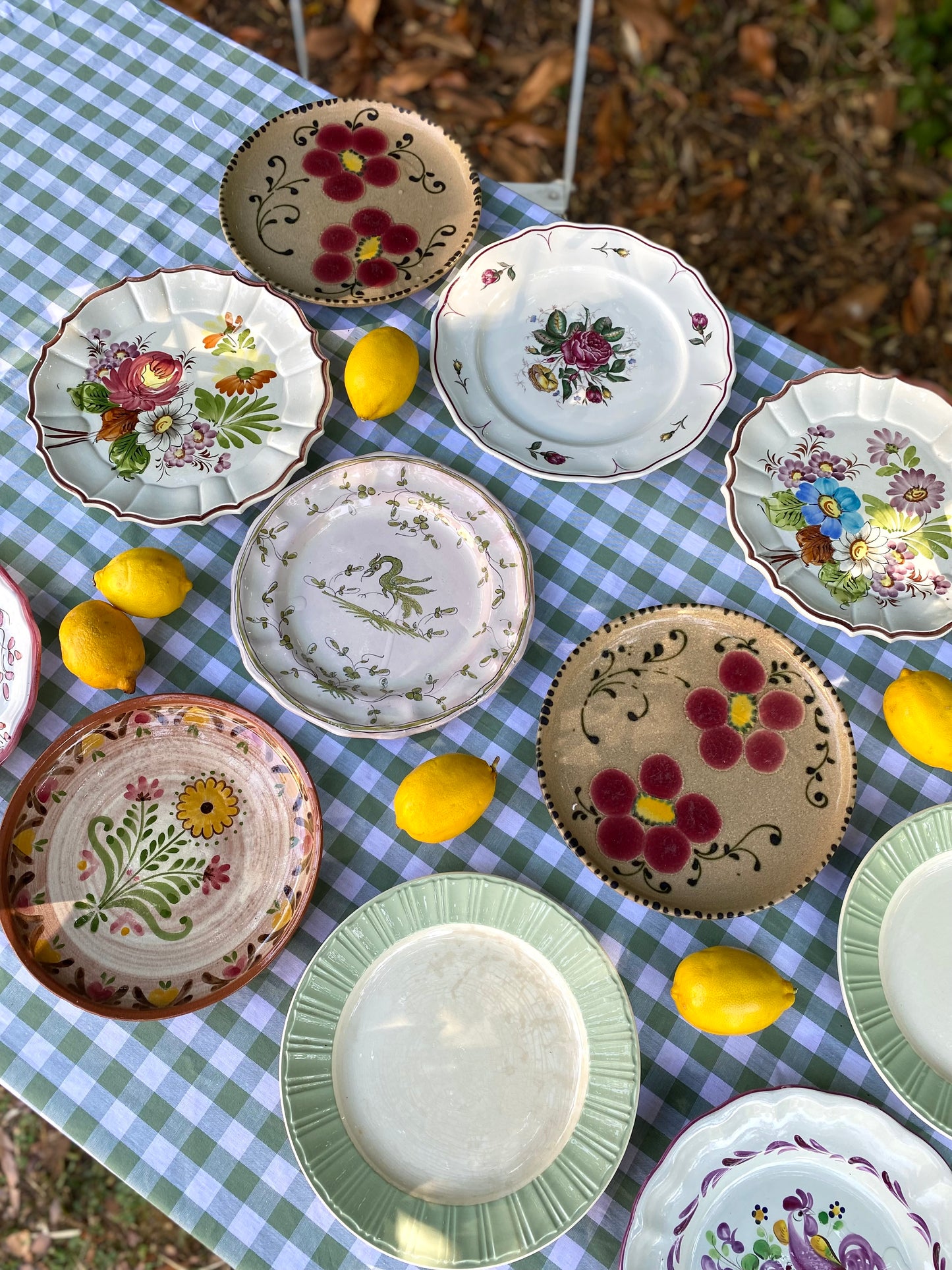 Exceptionnel ensemble de 15 grandes assiettes dépareillées