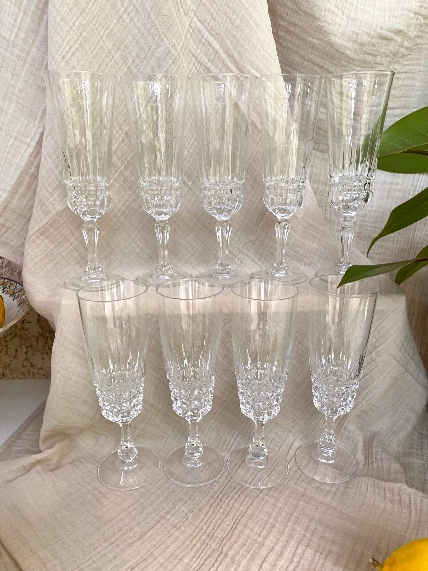 Service de 9 flûtes à champagne dépareillées, verre et cristal taillé