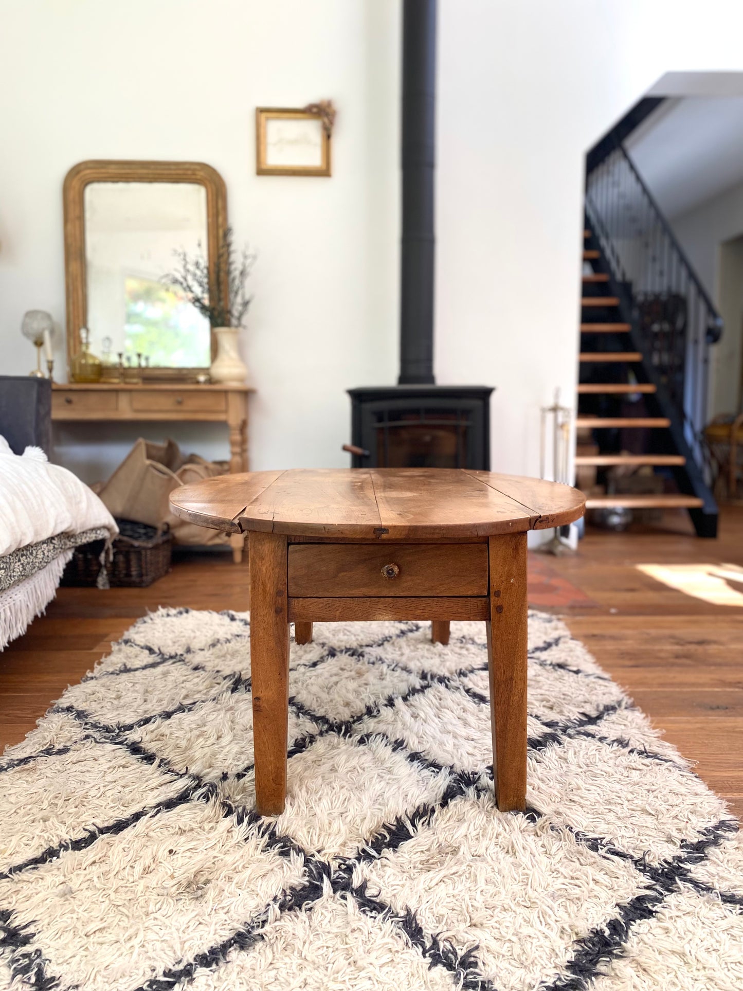 Table basse ancienne en noyer de 1900