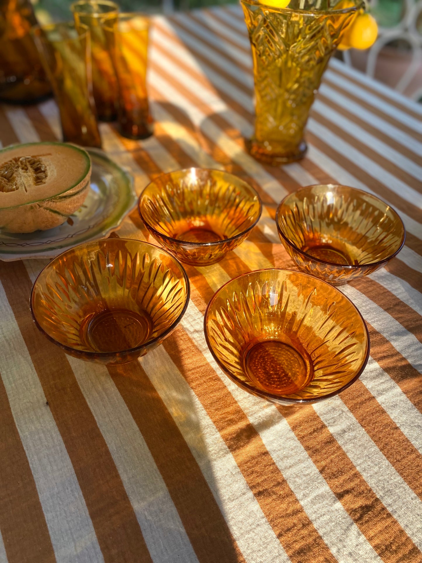 Lot de 4 bols en verre pressé ambré — vintage années 1970