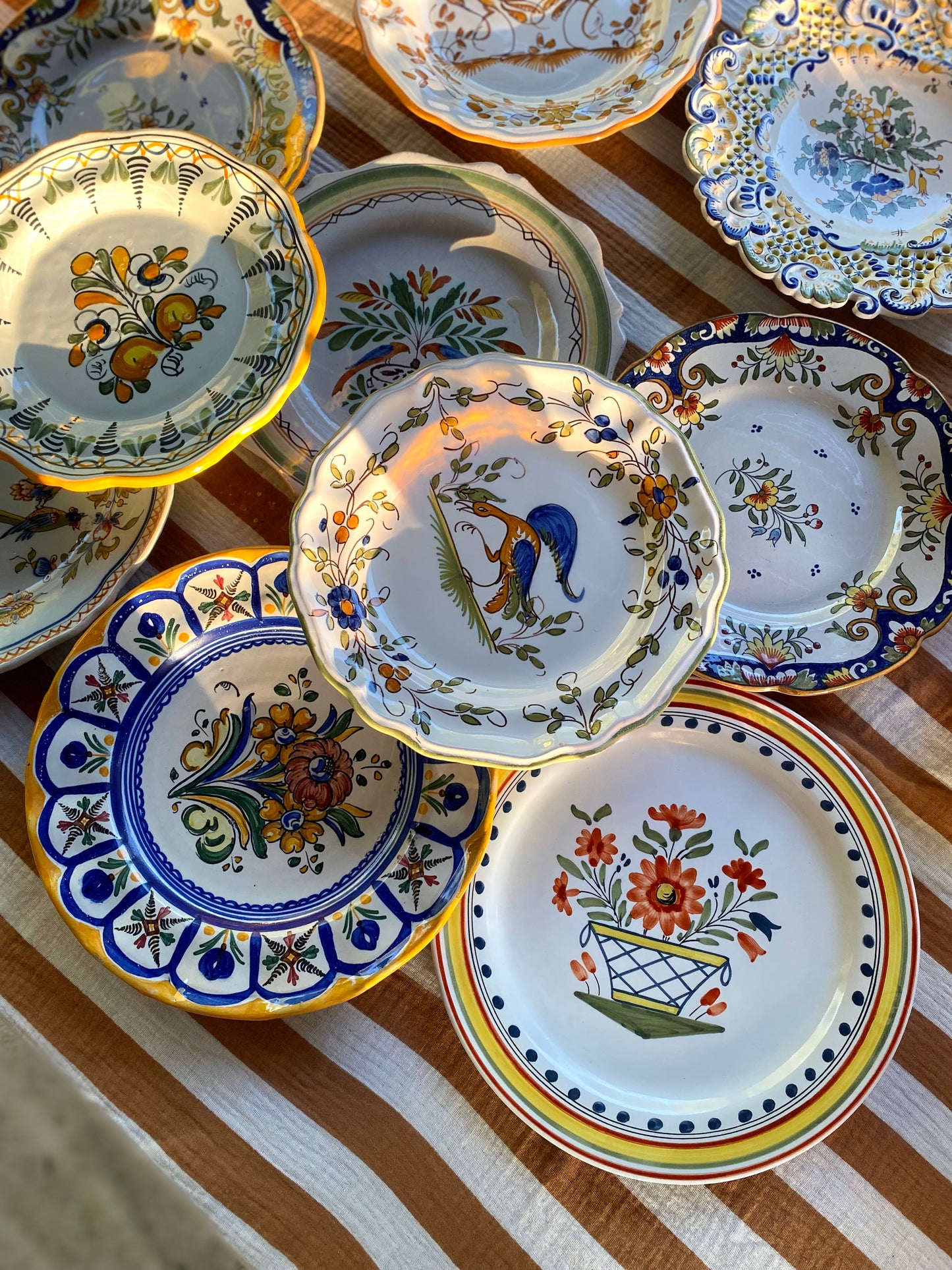 Service dépareillé de 11 assiettes en faïence peinte à la main