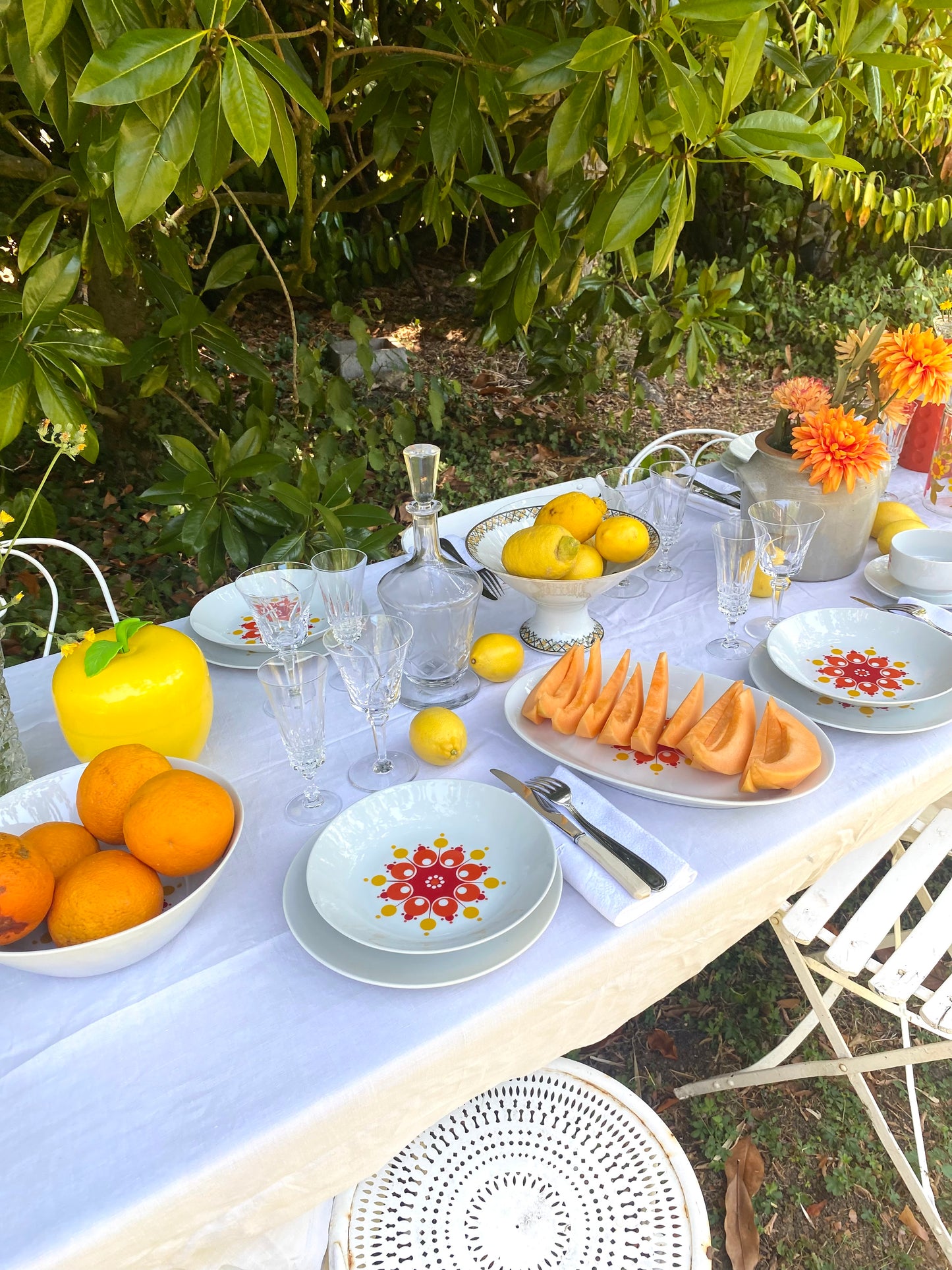 Duo de plats ovales en porcelaine à décor soleil pop — années 70