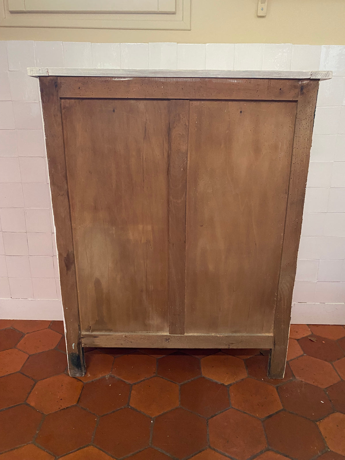 Petit buffet bas crème deux portes et deux tiroirs, début XXe