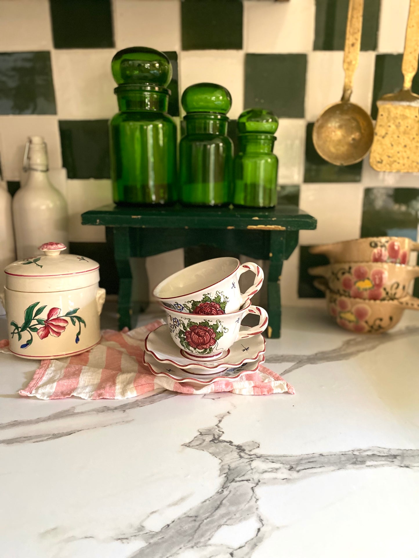 Duo de tasses en faïence ancienne