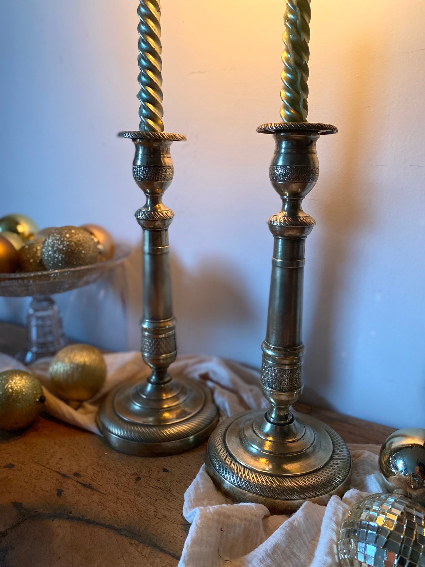 Paire de bougeoirs en laiton fin XIXe