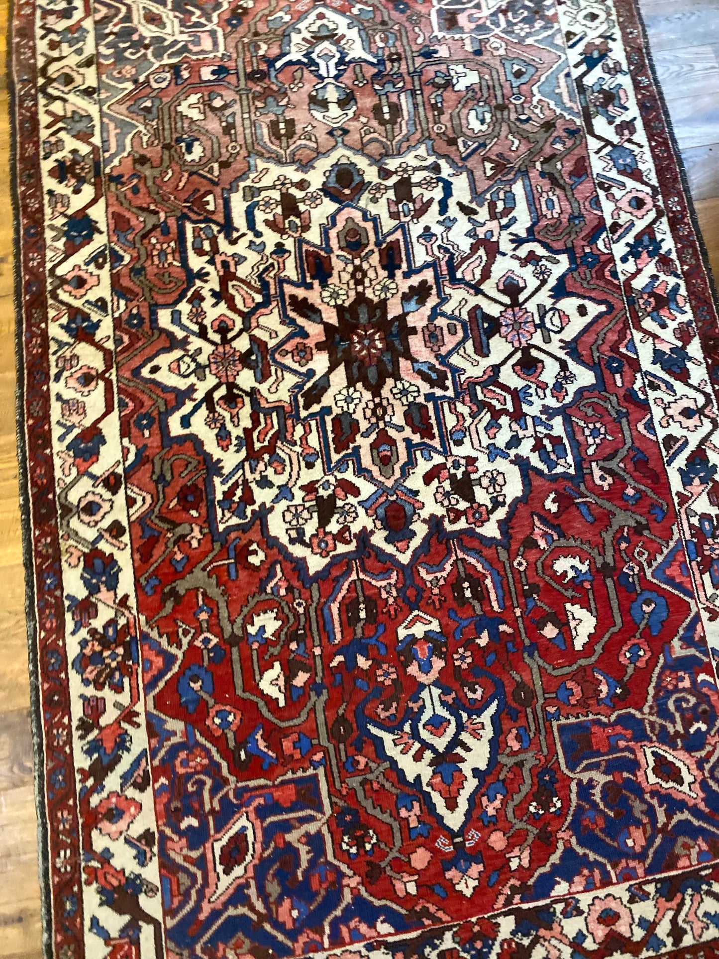 Tapis ancien en laine tissée à motif oriental