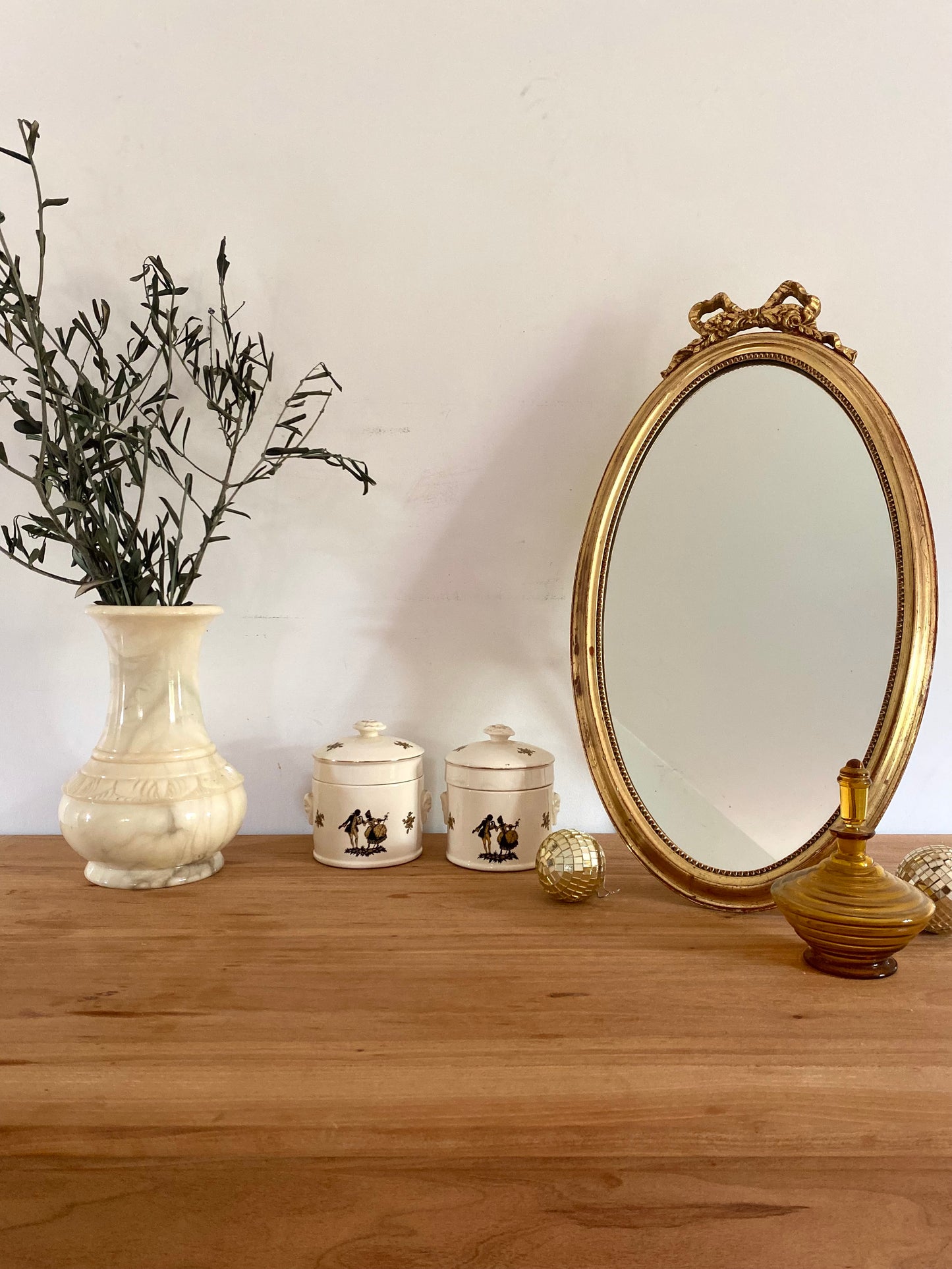 Miroir ovale sur pied du XIXe siècle.