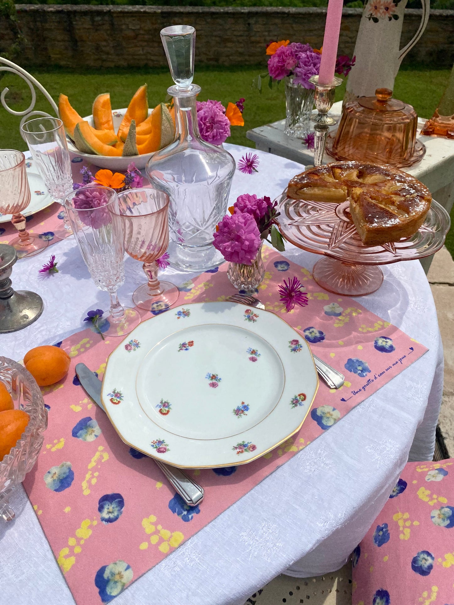 4 verres à pied en rosaline et leurs plateaux