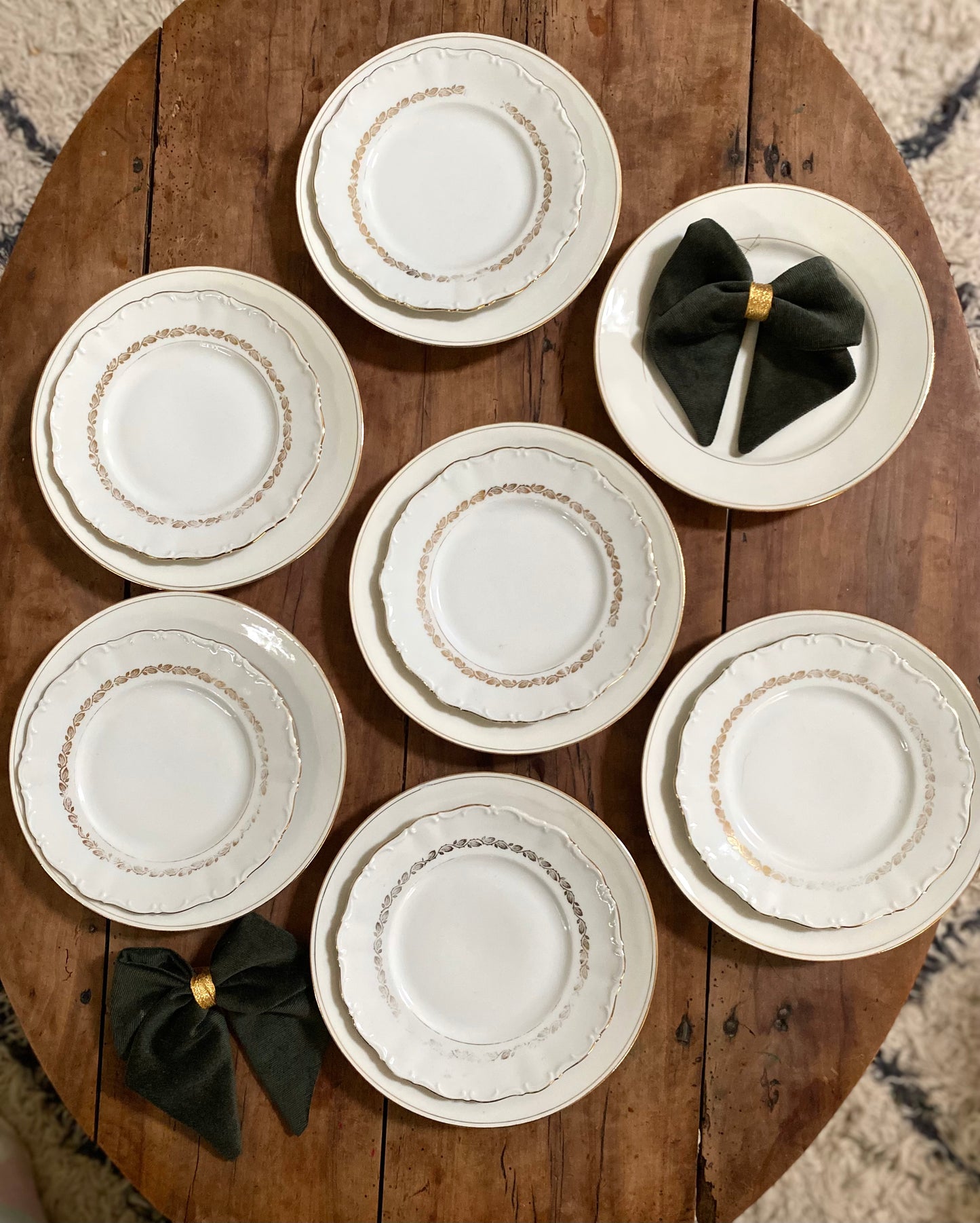 Assiettes plates en faïence ancienne