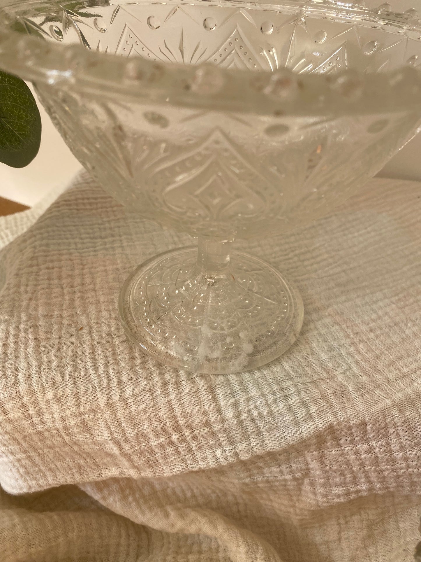 Superbe drageoir Ancien en Verre Moulé – Motif "Cœur & Lyre" – Style EAPG