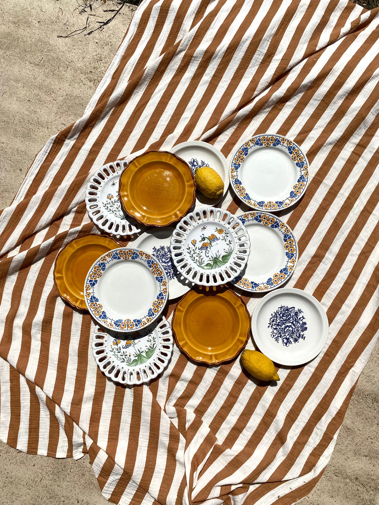 Ensemble de douze assiettes à dessert vintage dépareillées