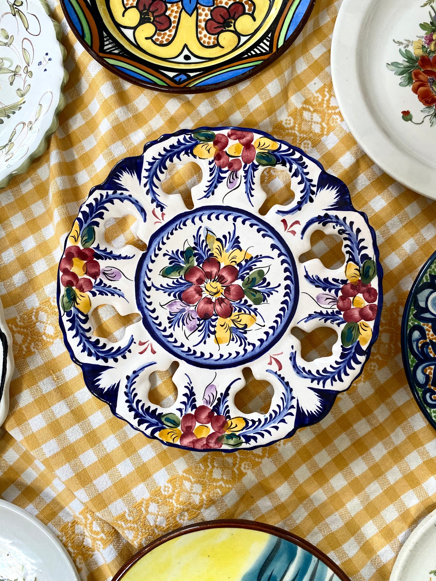 Assiettes à dessert anciennes dépareillées