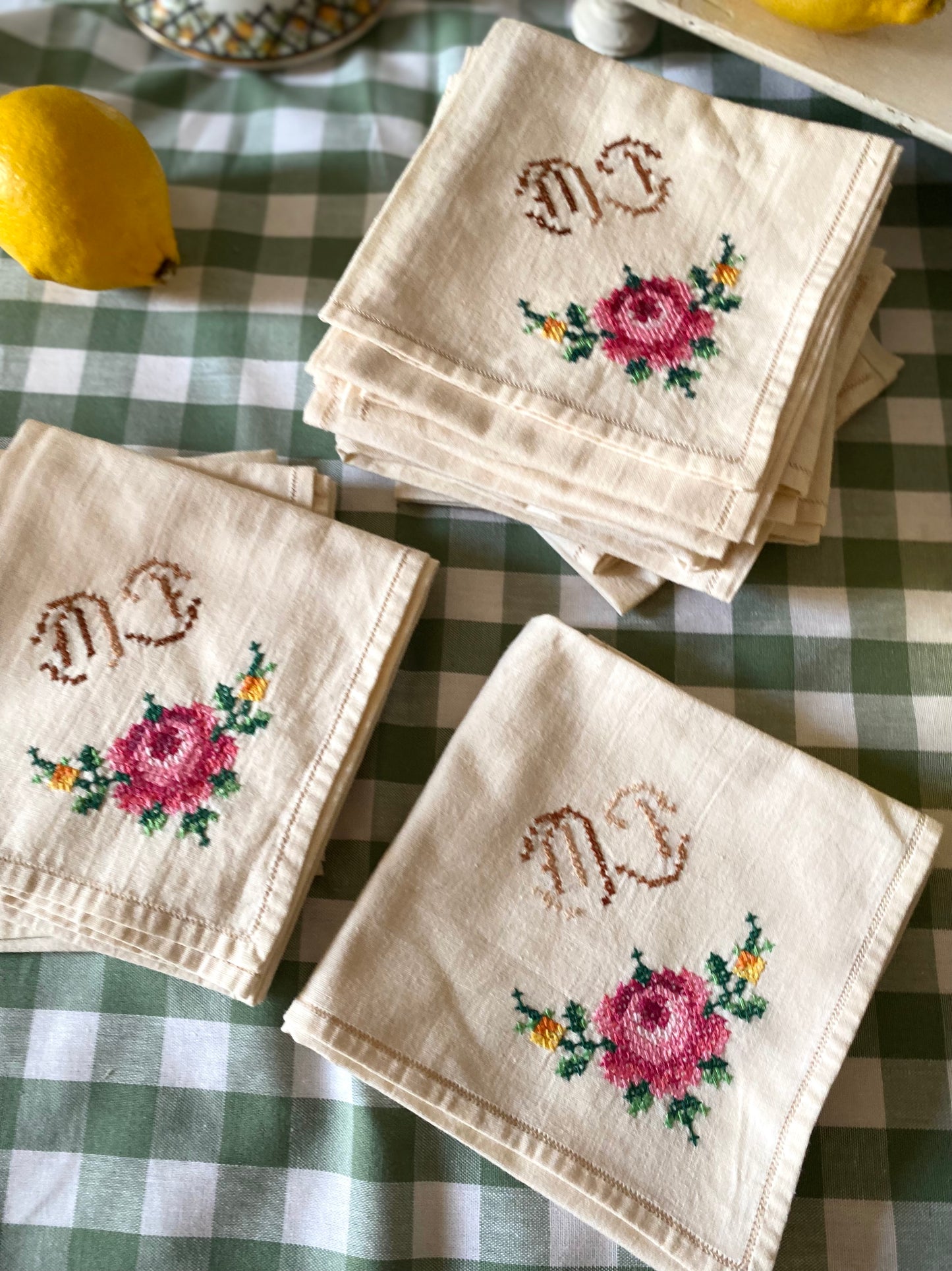 Douze serviettes anciennes brodées, monogramme fleuri