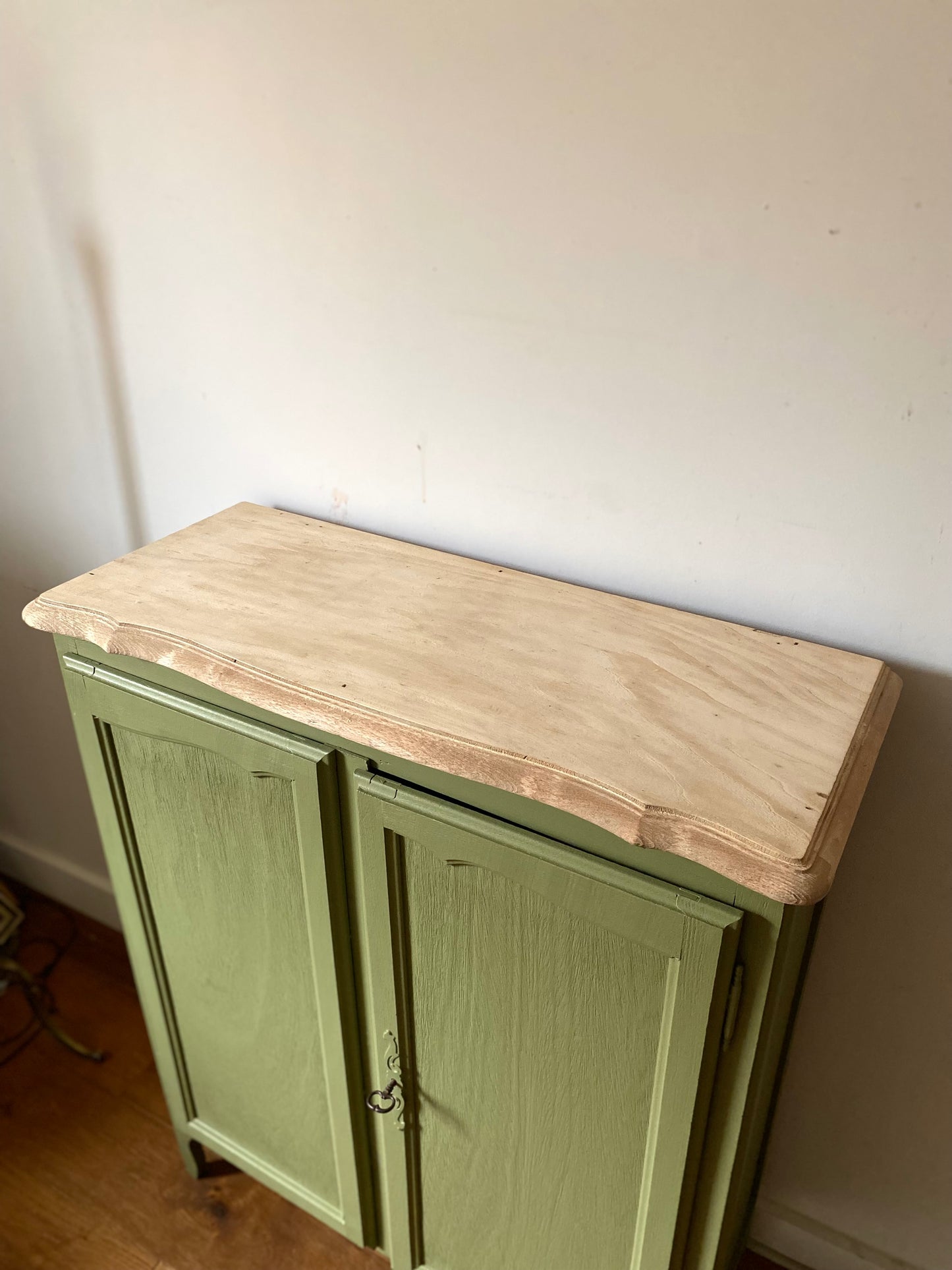 Buffet parisien ancien à chaussures