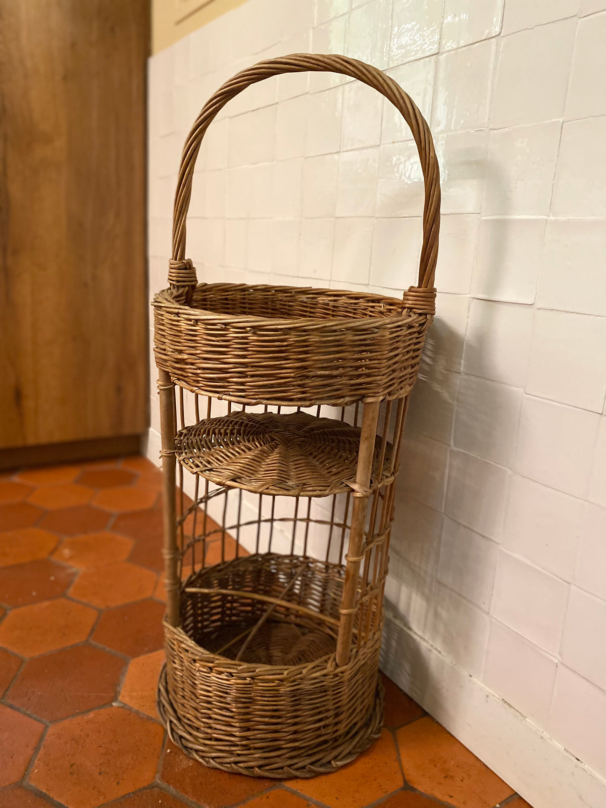 Panier en osier à trois niveaux avec anse haute, vintage