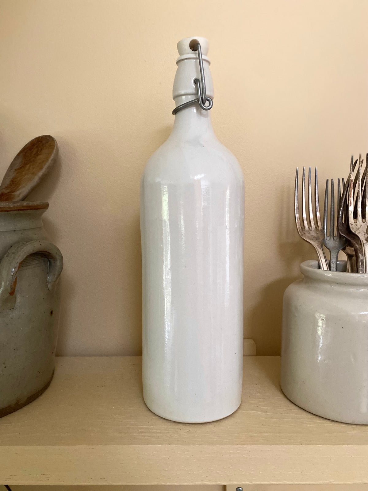 Duo de bouteilles en grès ancien