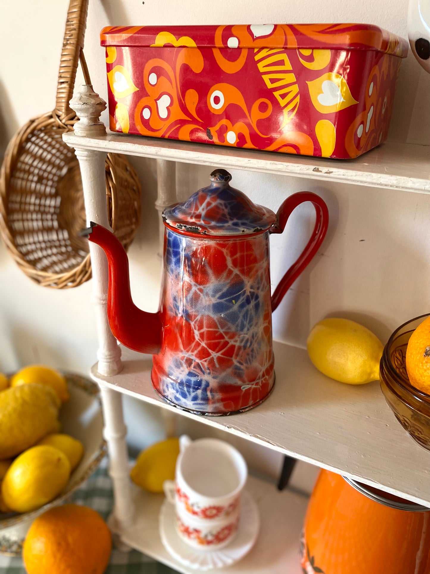 Cafetière en tôle émaillée à décor marbré, années 1920-1930