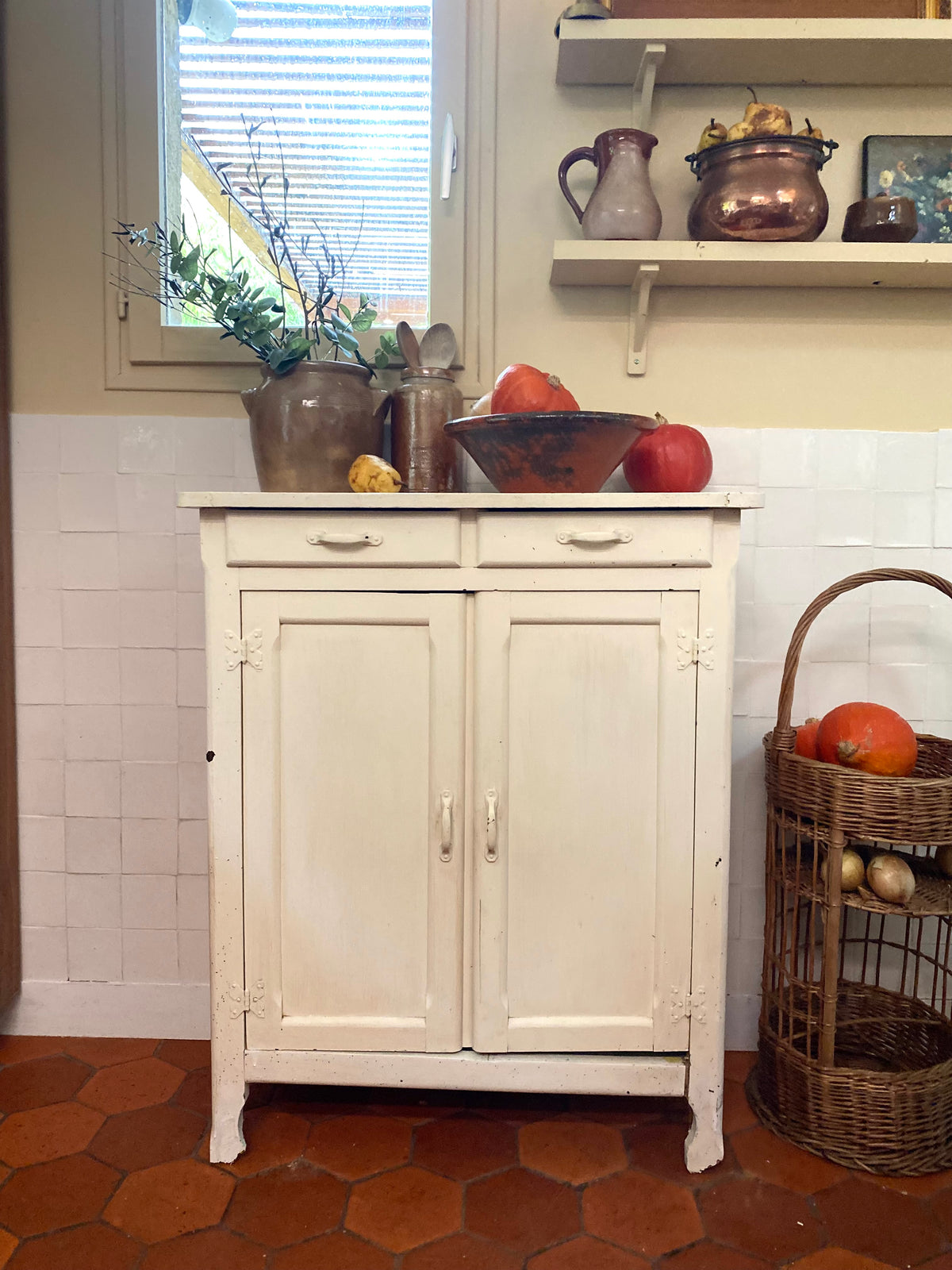 Petit buffet bas crème deux portes et deux tiroirs, début XXe