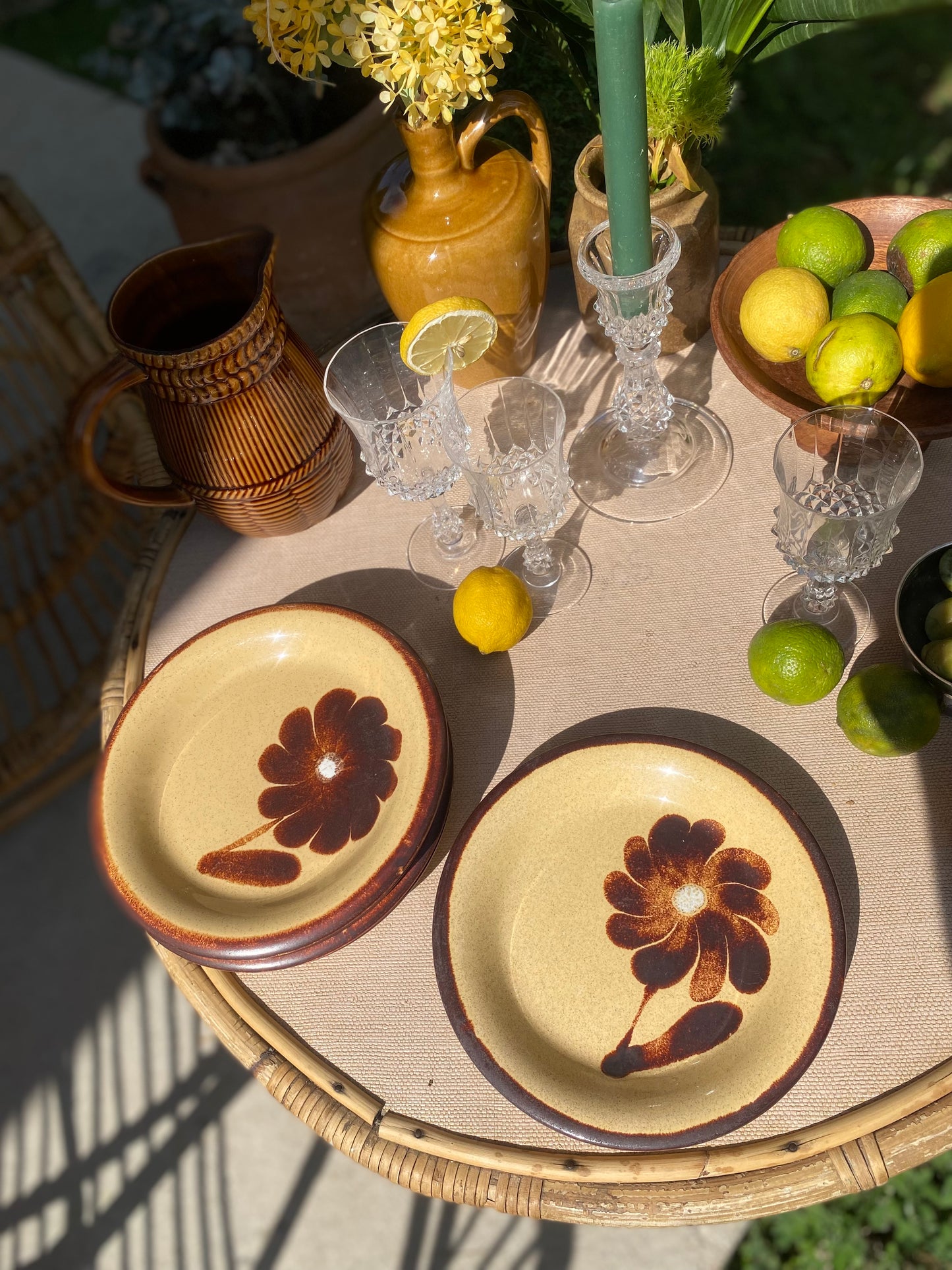 Petites assiettes en grès ancien