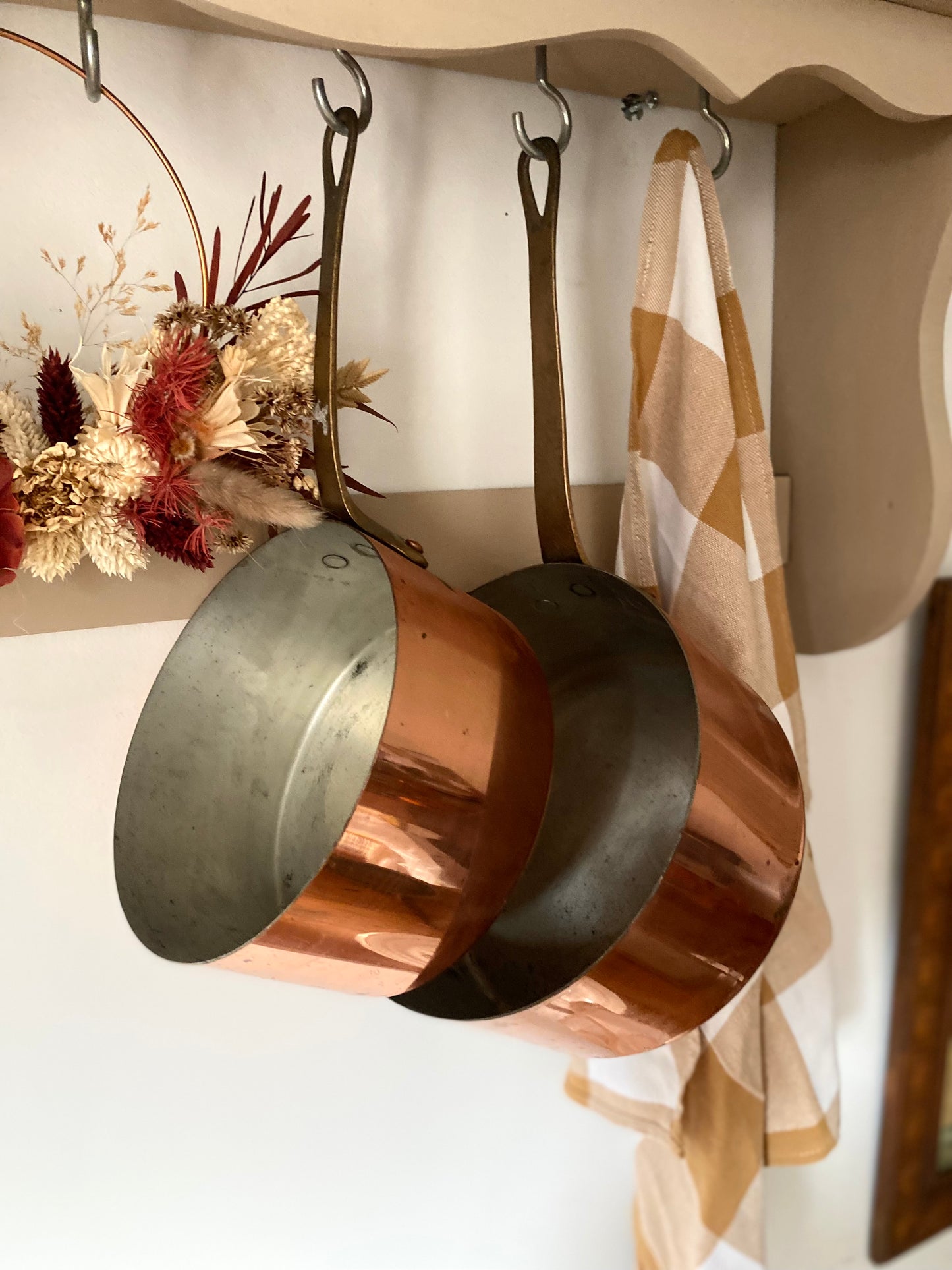 Duo de Casseroles en cuivre milieu du XXe siècle de fabrication française par Métaux Ouvrés Vesoul