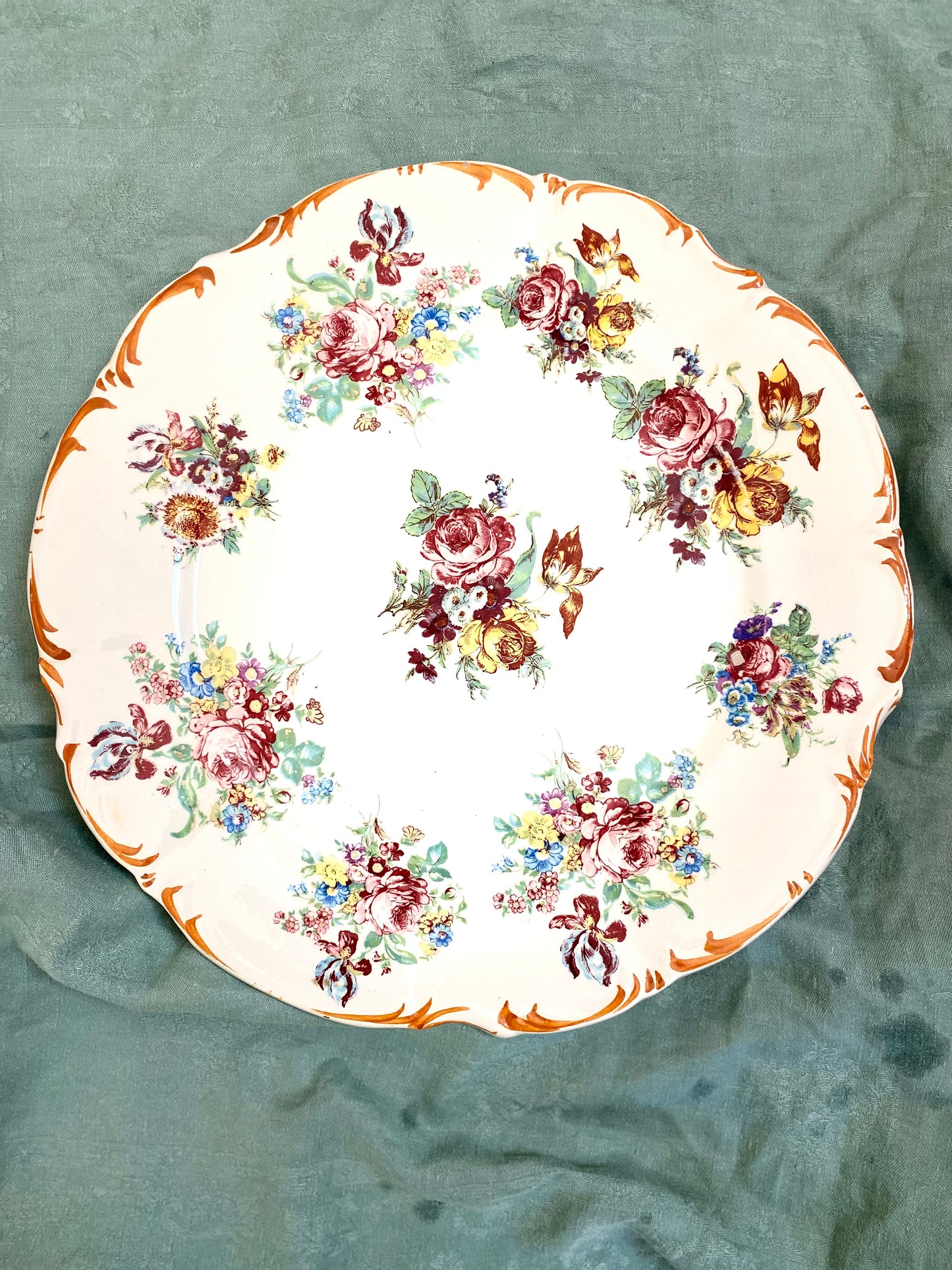 Plat de présentation en faïence ancienne