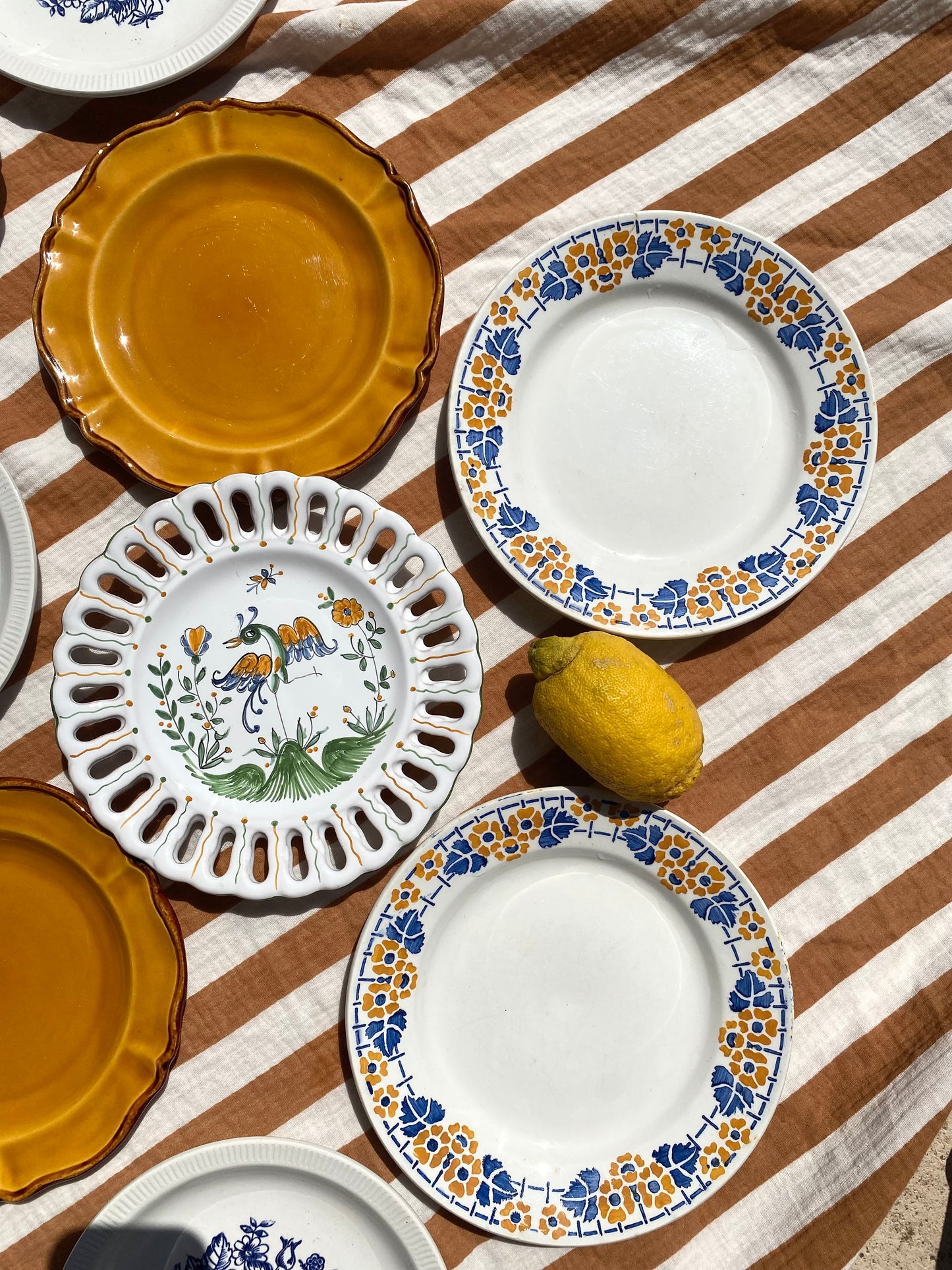 Ensemble de douze assiettes à dessert vintage dépareillées