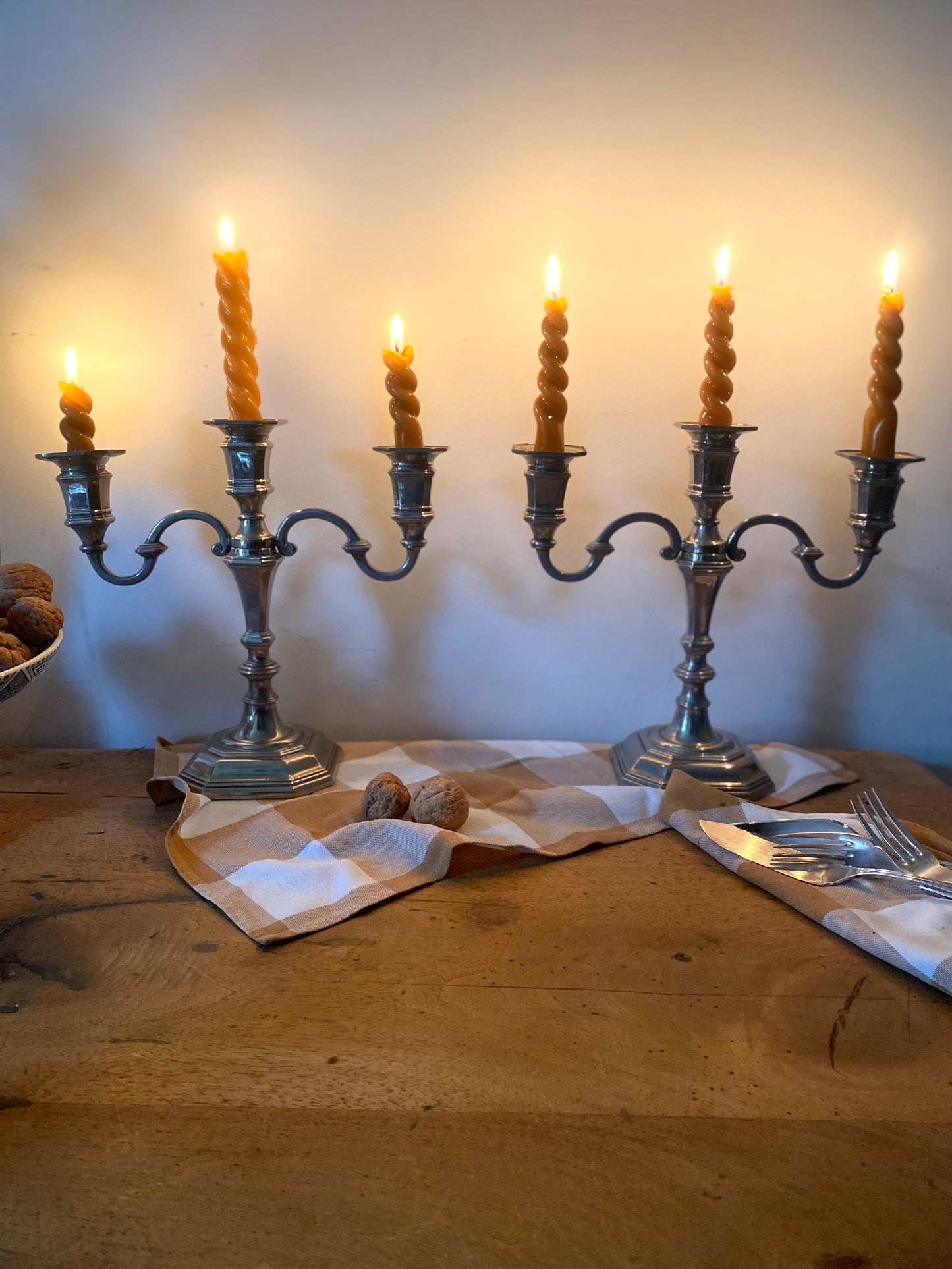 Paire de candélabres en métal argenté