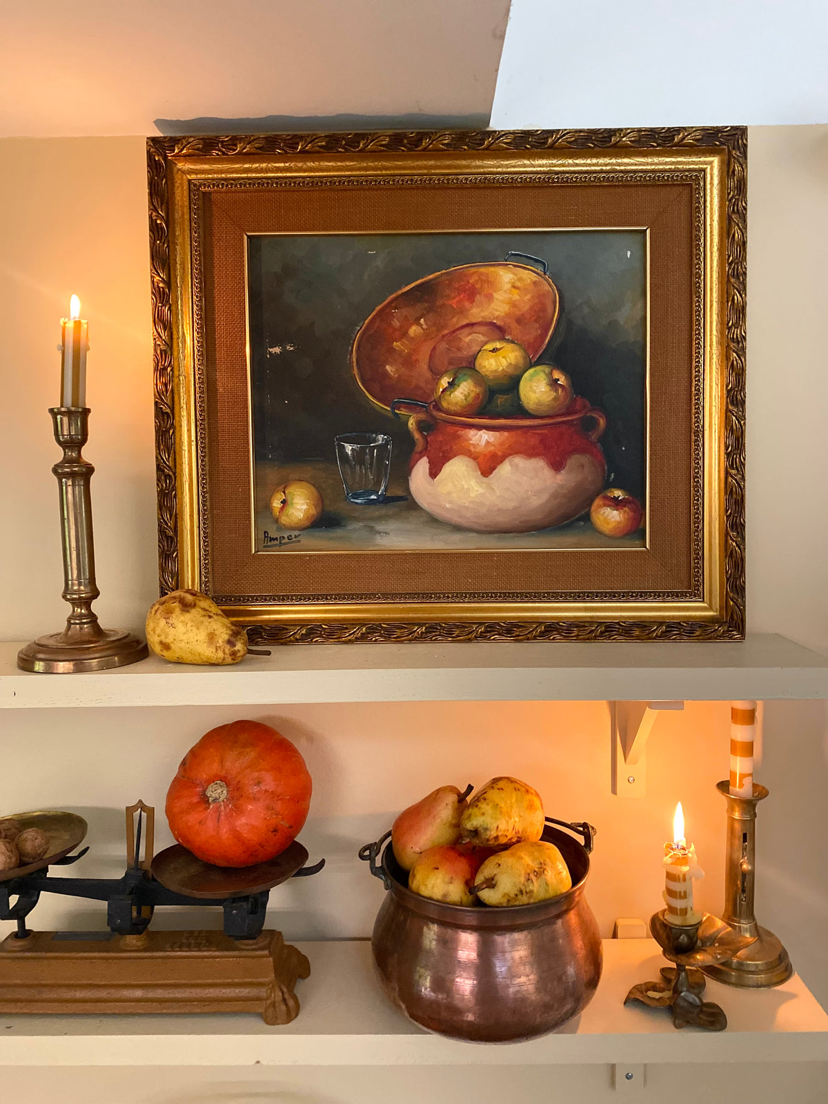 Nature morte aux pommes et chaudron de cuivre, huile sur toile milieu du XXe siècle.