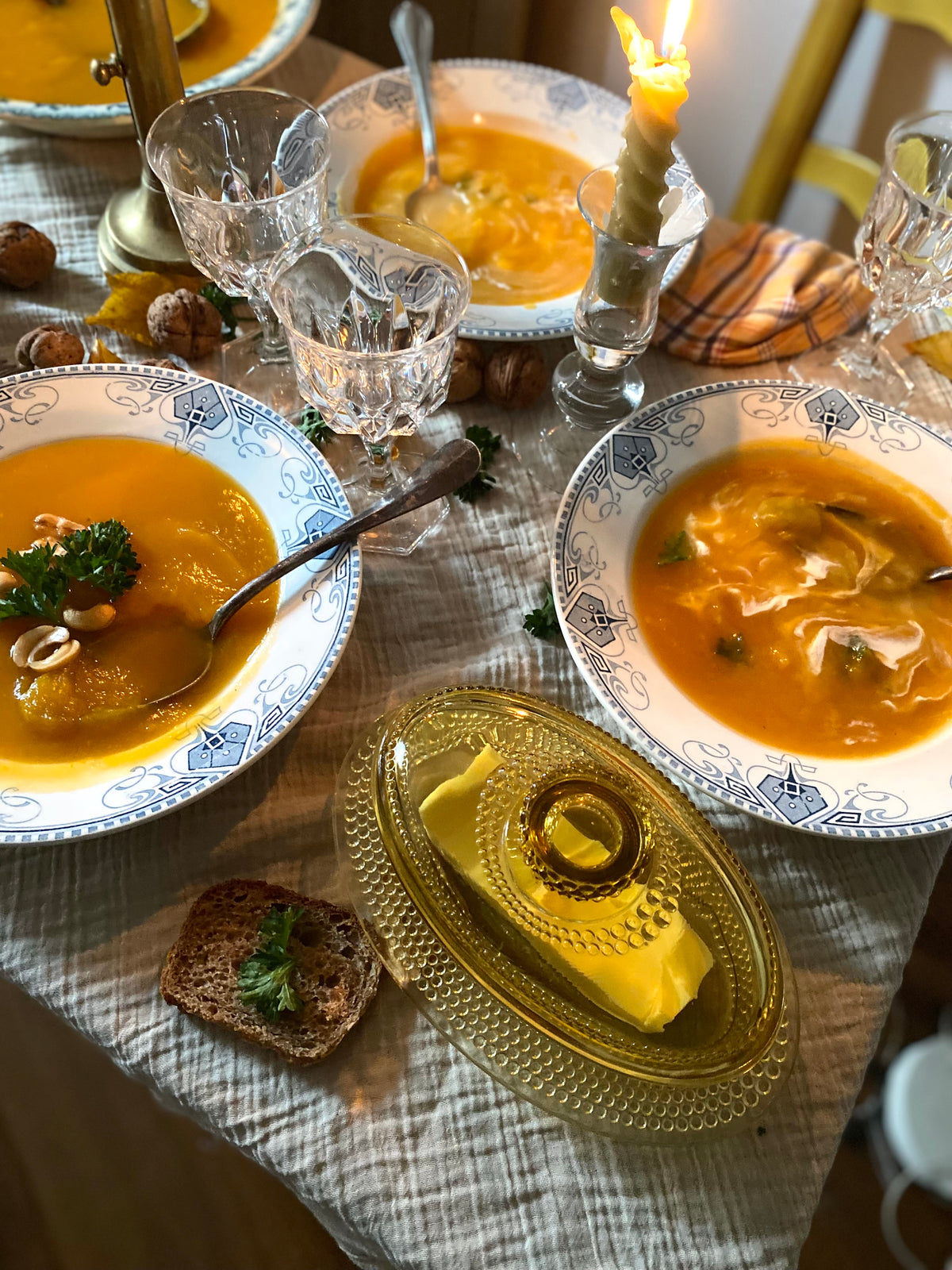 Assiettes creuses anciennes en Terre de fer