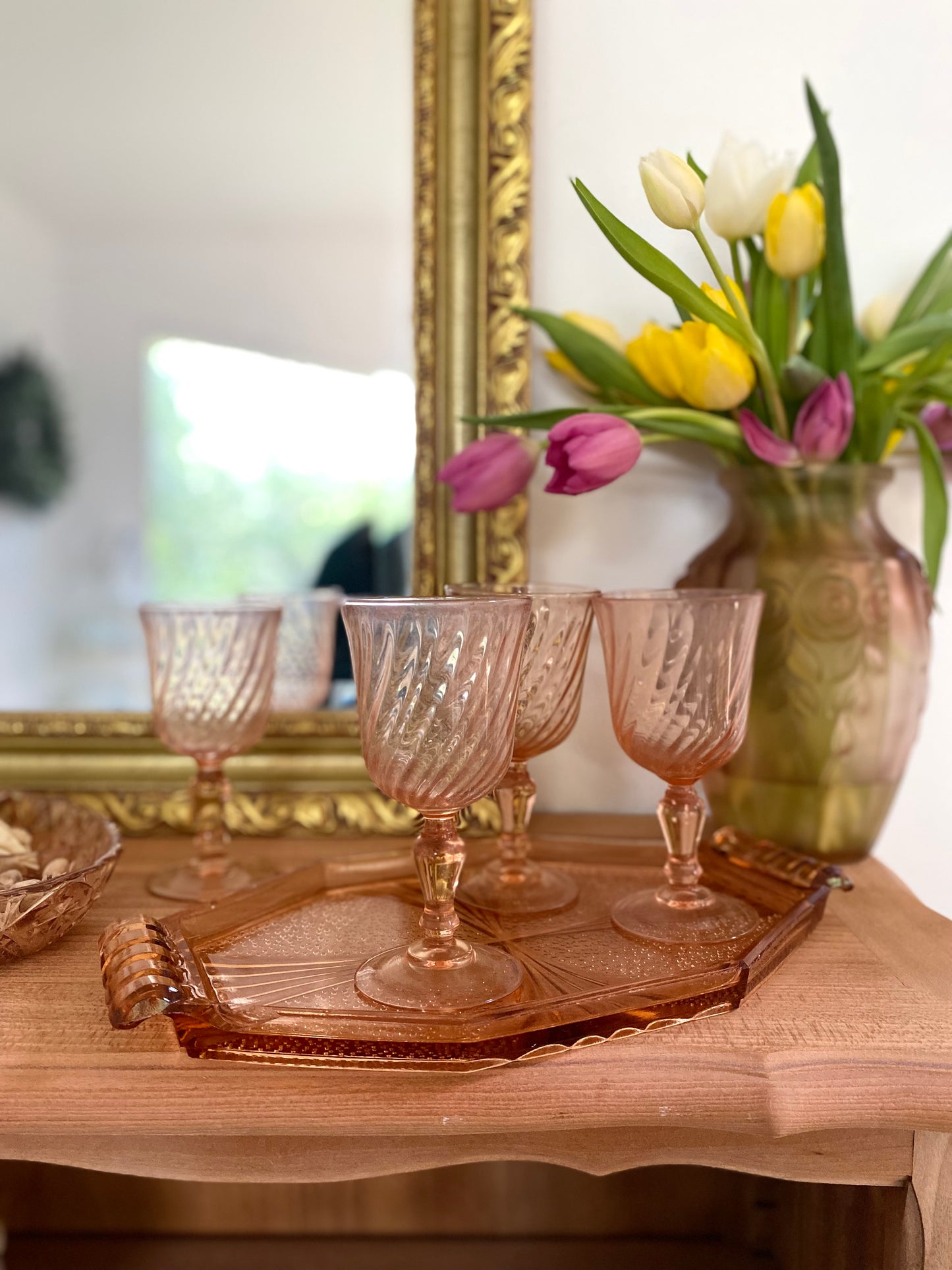 4 verres à pied en rosaline et leurs plateaux