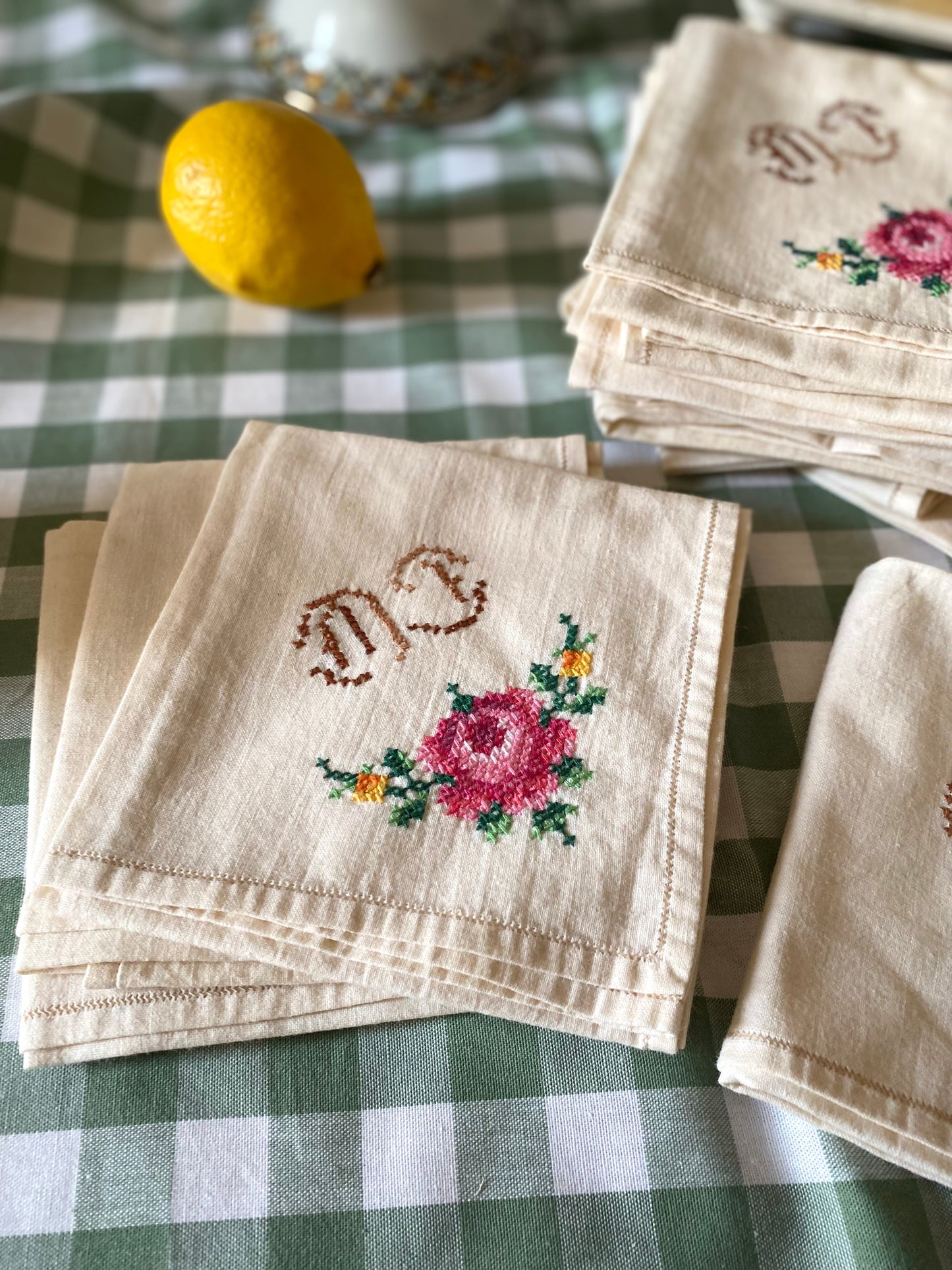 Douze serviettes anciennes brodées, monogramme fleuri