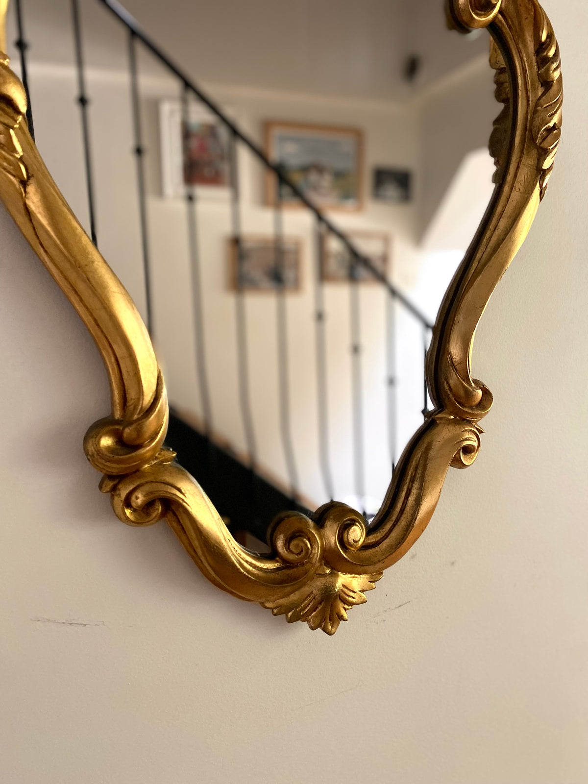 Miroir doré de style Louis XV, milieu du XXe siècle
