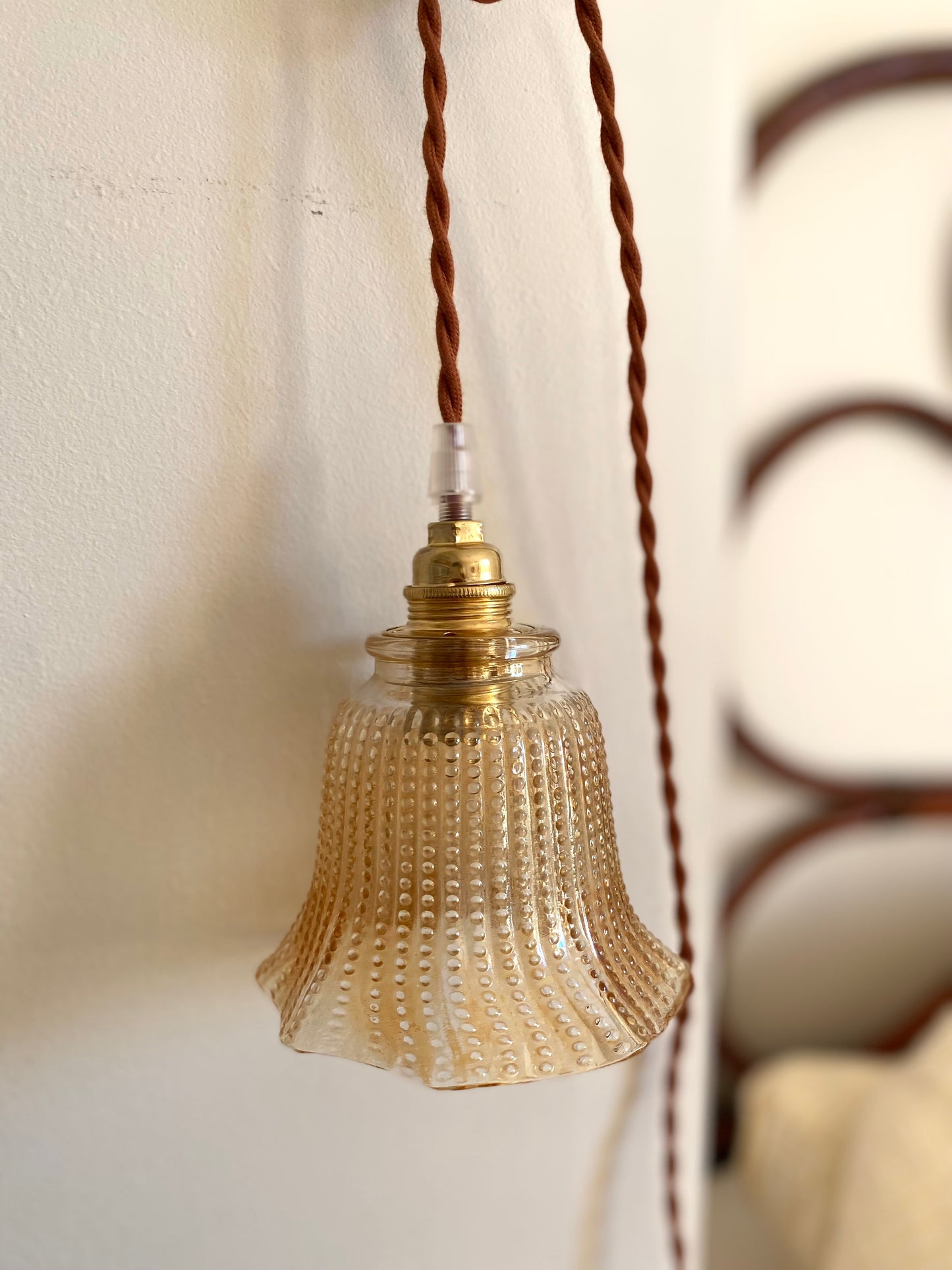 Baladeuse avec globe en verre irisé ancien