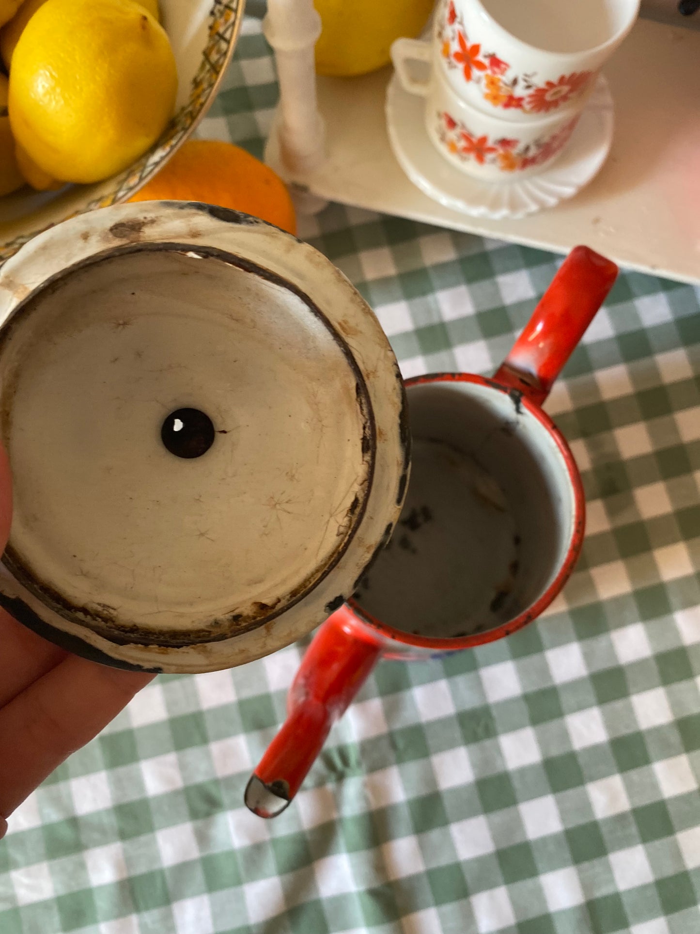 Cafetière en tôle émaillée à décor marbré, années 1920-1930