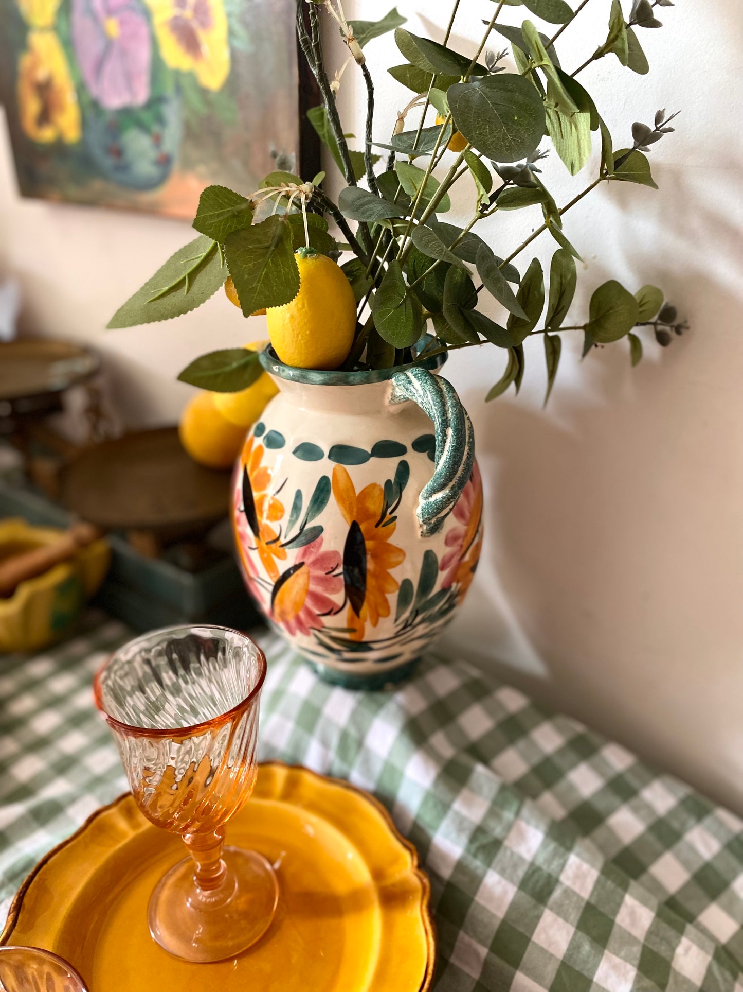 Vase à deux anses en céramique peinte, décor floral