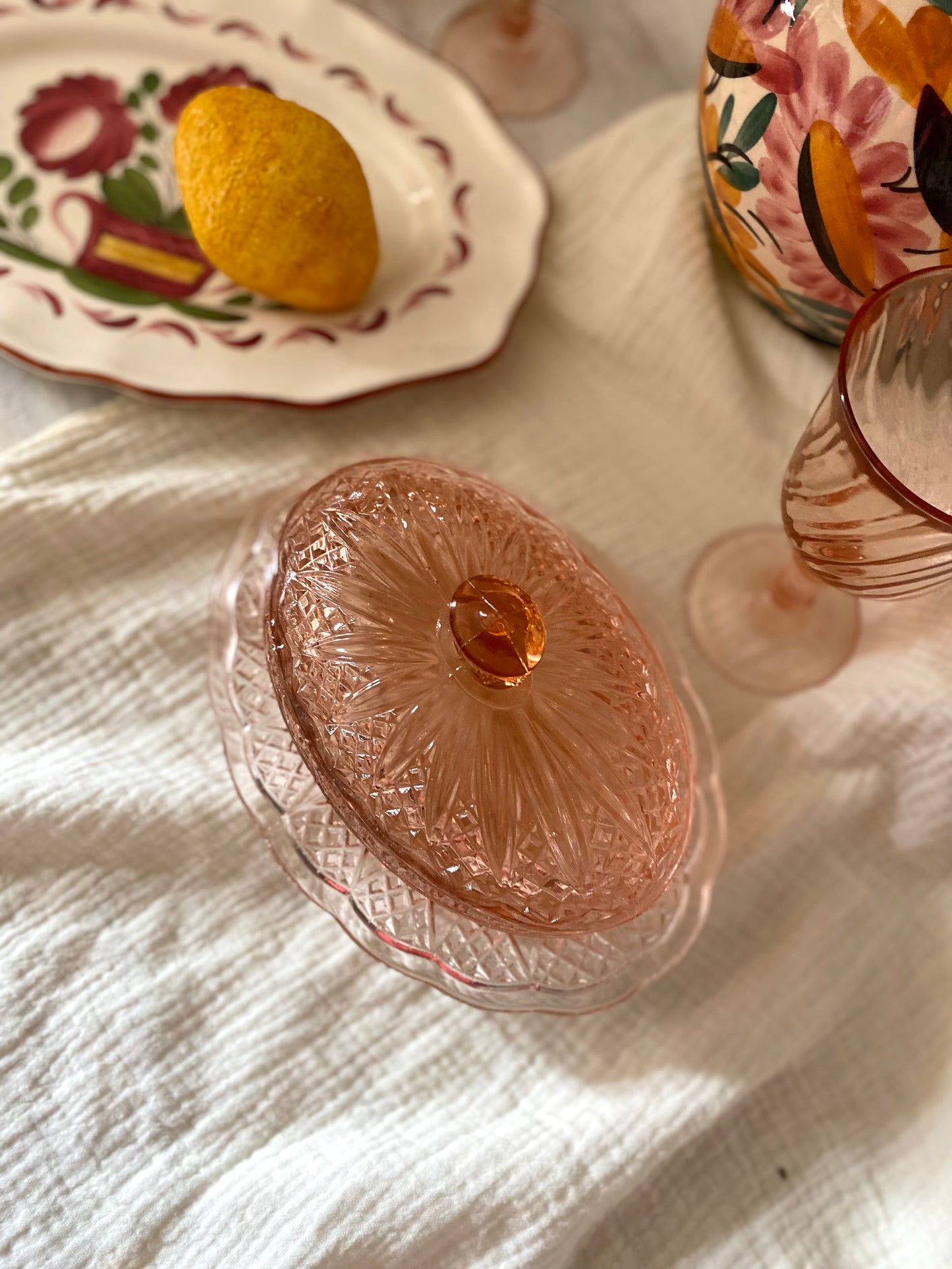 Beurrier ancien en verre pressé rose