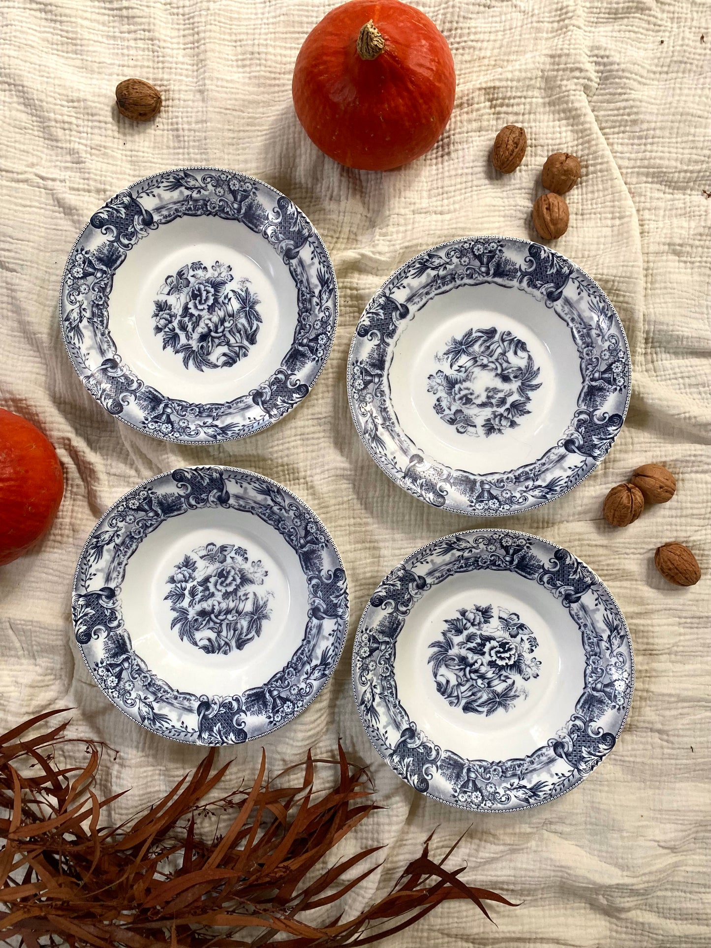 Assiettes creuses en opaline vintage