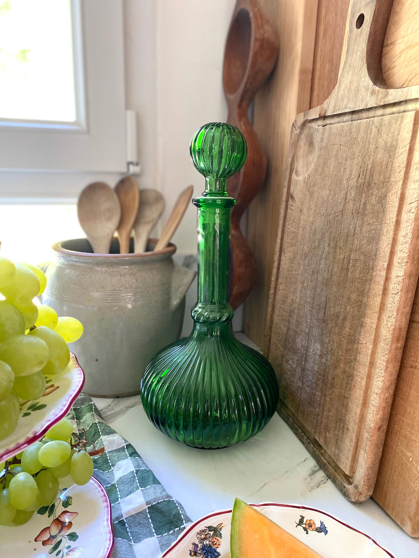 Carafe en verre côtelé vert émeraude, bouchon boule