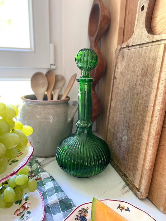 Carafe en verre côtelé vert émeraude, bouchon boule