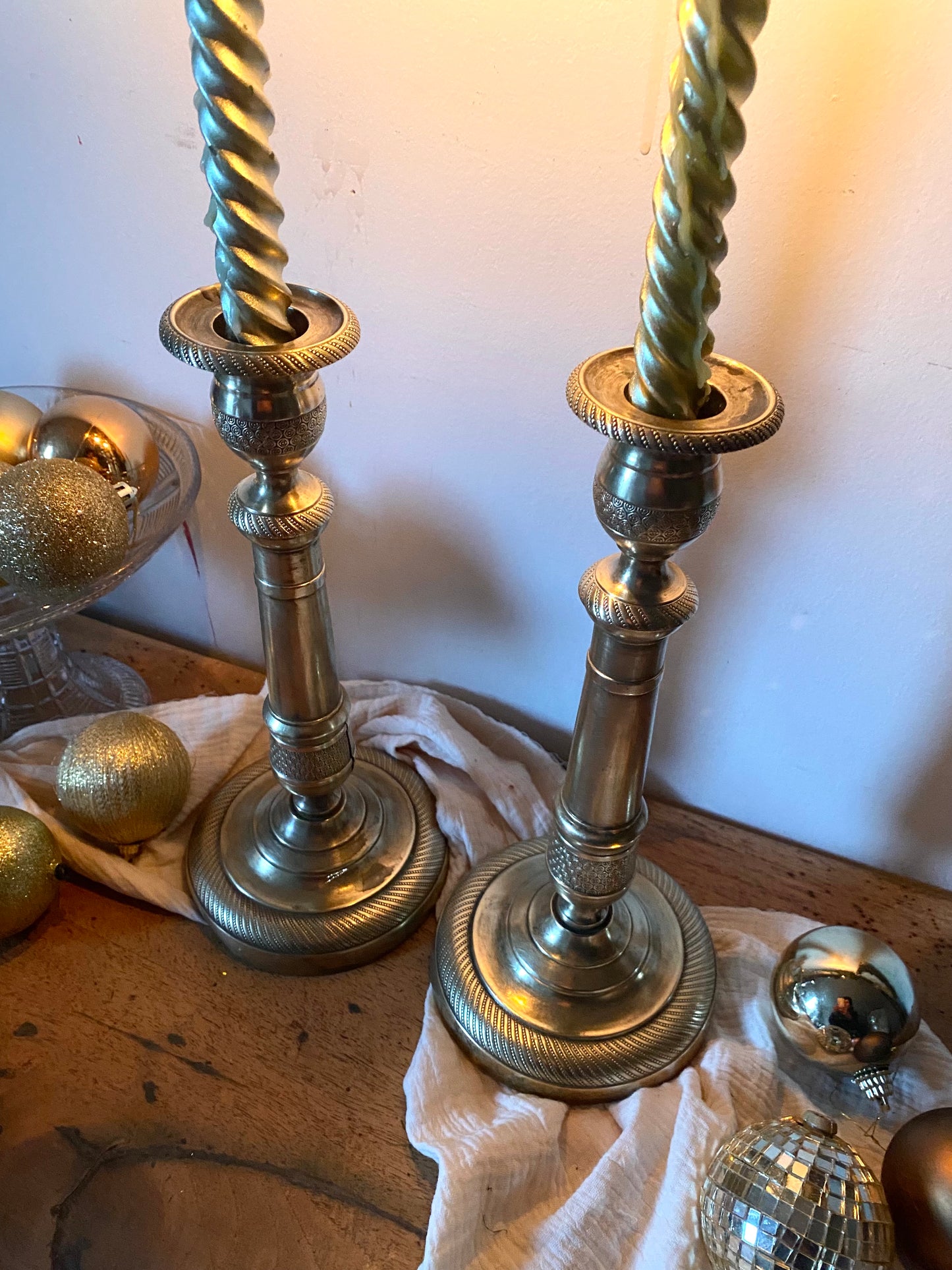 Paire de bougeoirs en laiton fin XIXe