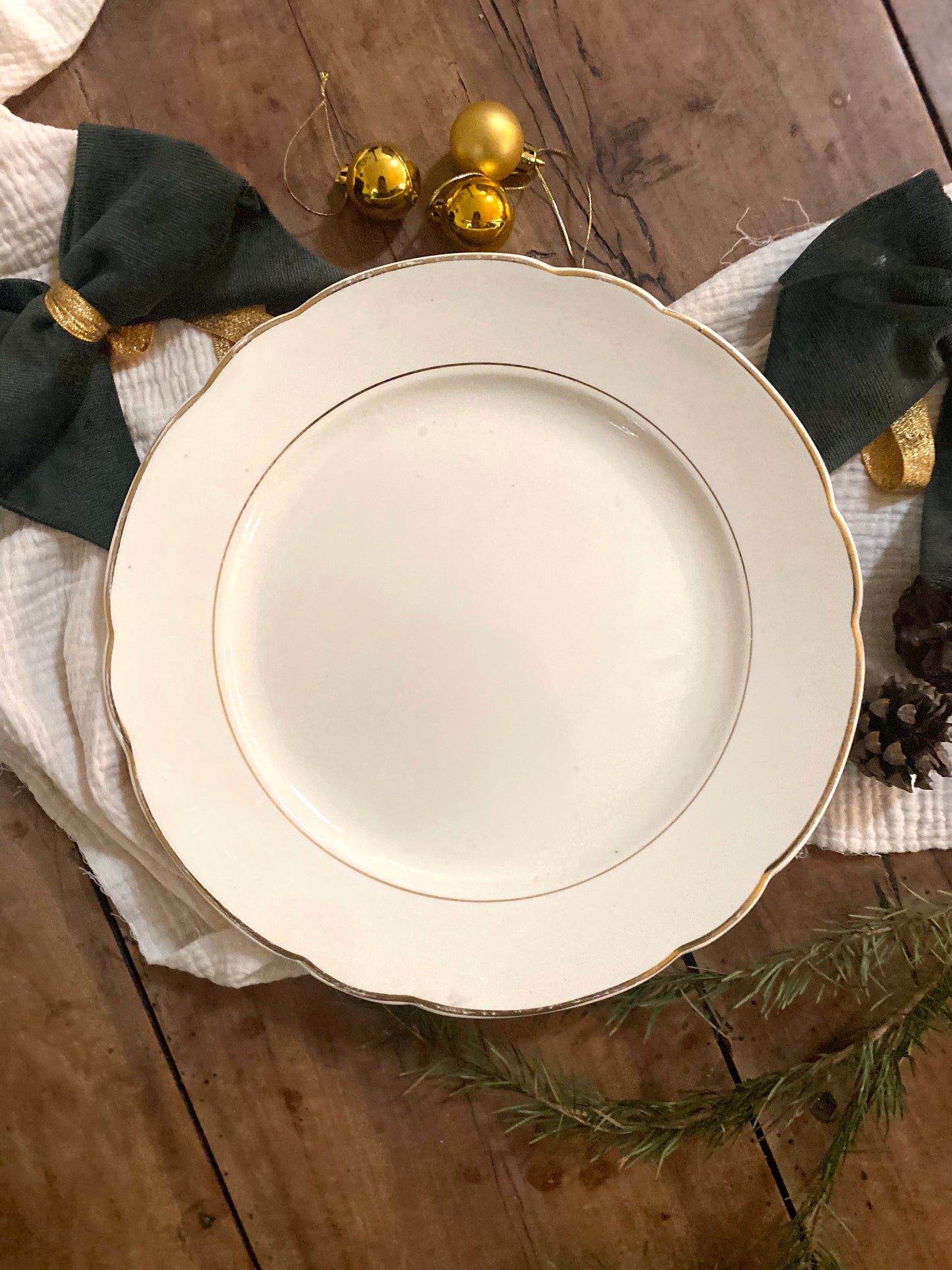 Plat de service en faïence ancienne