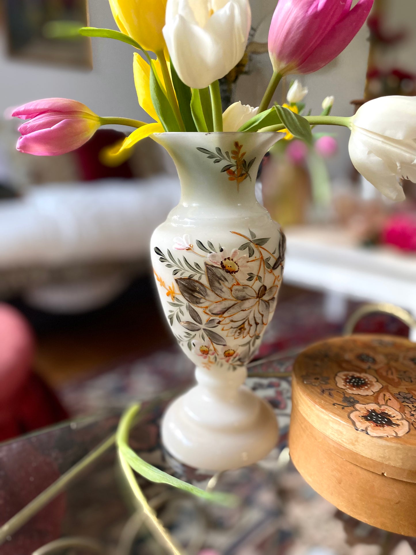 Vase ancien en opaline peint à la main